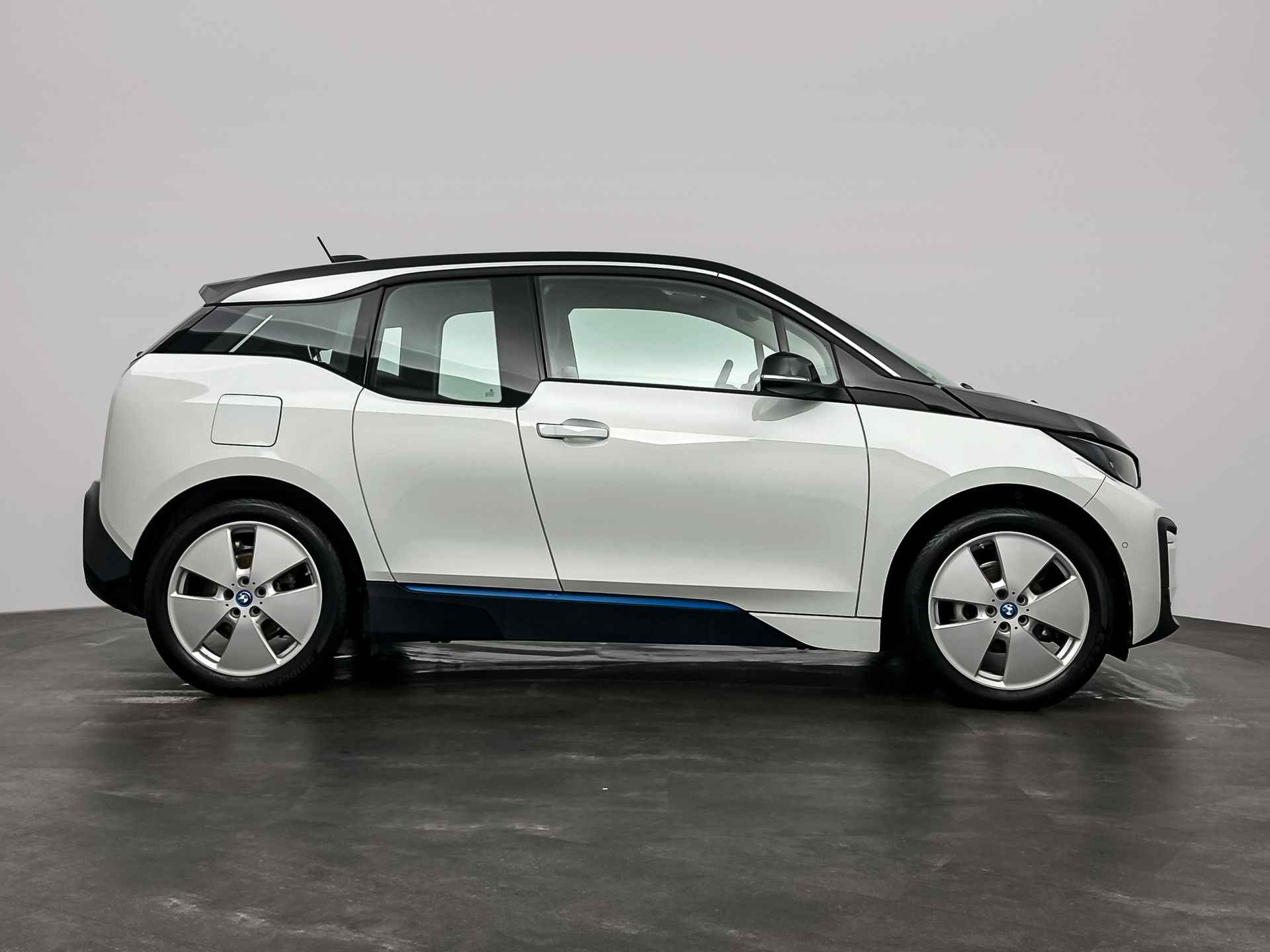 BMW i3 Basis 120Ah 42 kWh | Elektrisch verwarmde voorstoelen | Achteruitrijcamera | 	Park Distance Control voor/achter (PDC) | 1-zone aut.airconditioning | Comfort telefoonvoorbereiding met draadloze oplaadmogelijkhei - 32/50