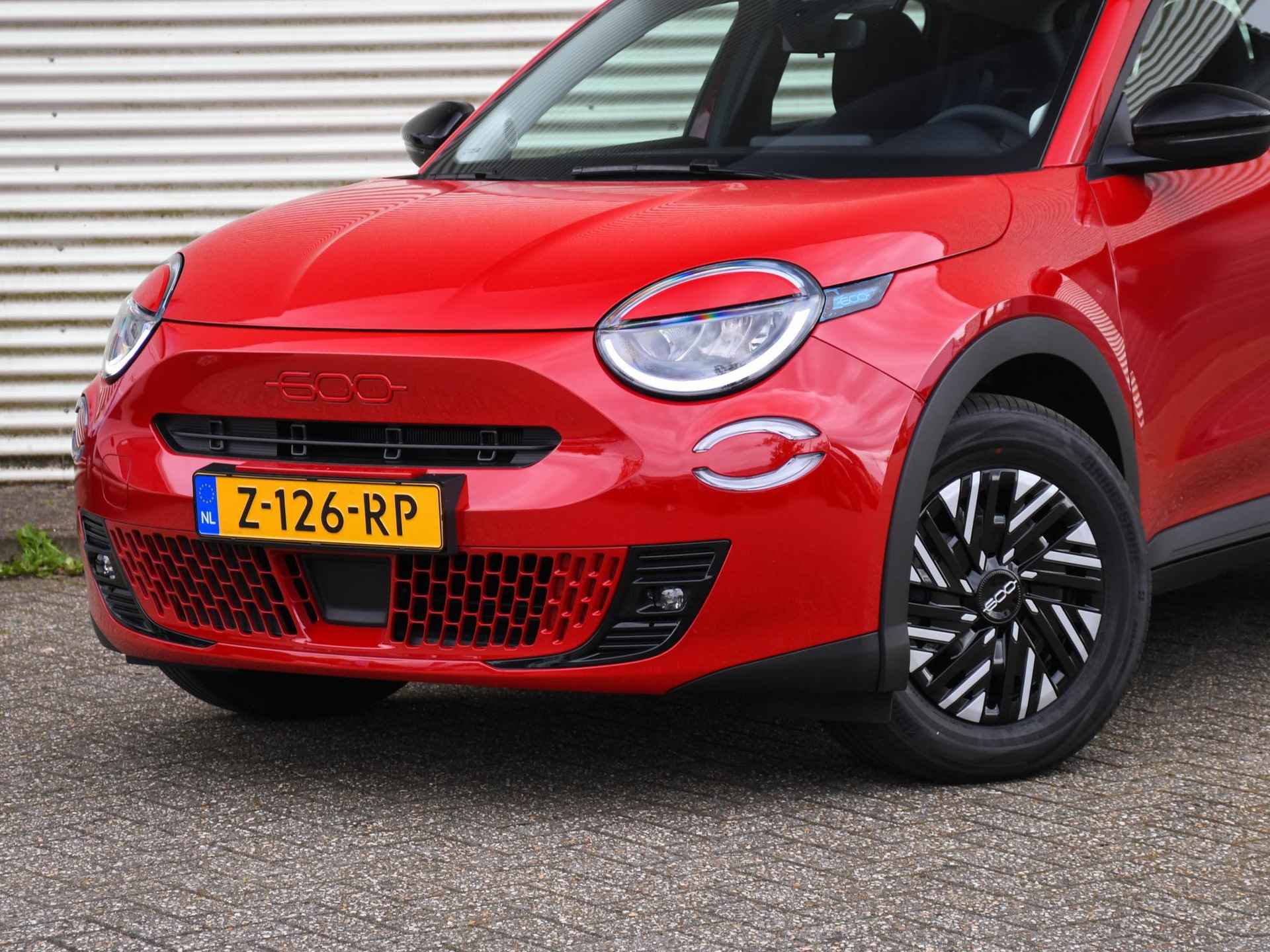 Fiat 600e RED 54 kWh 156pk Automaat PDC ACHTER | DAB | CRUISE.C | APPLE-CARPLAY - 2/25