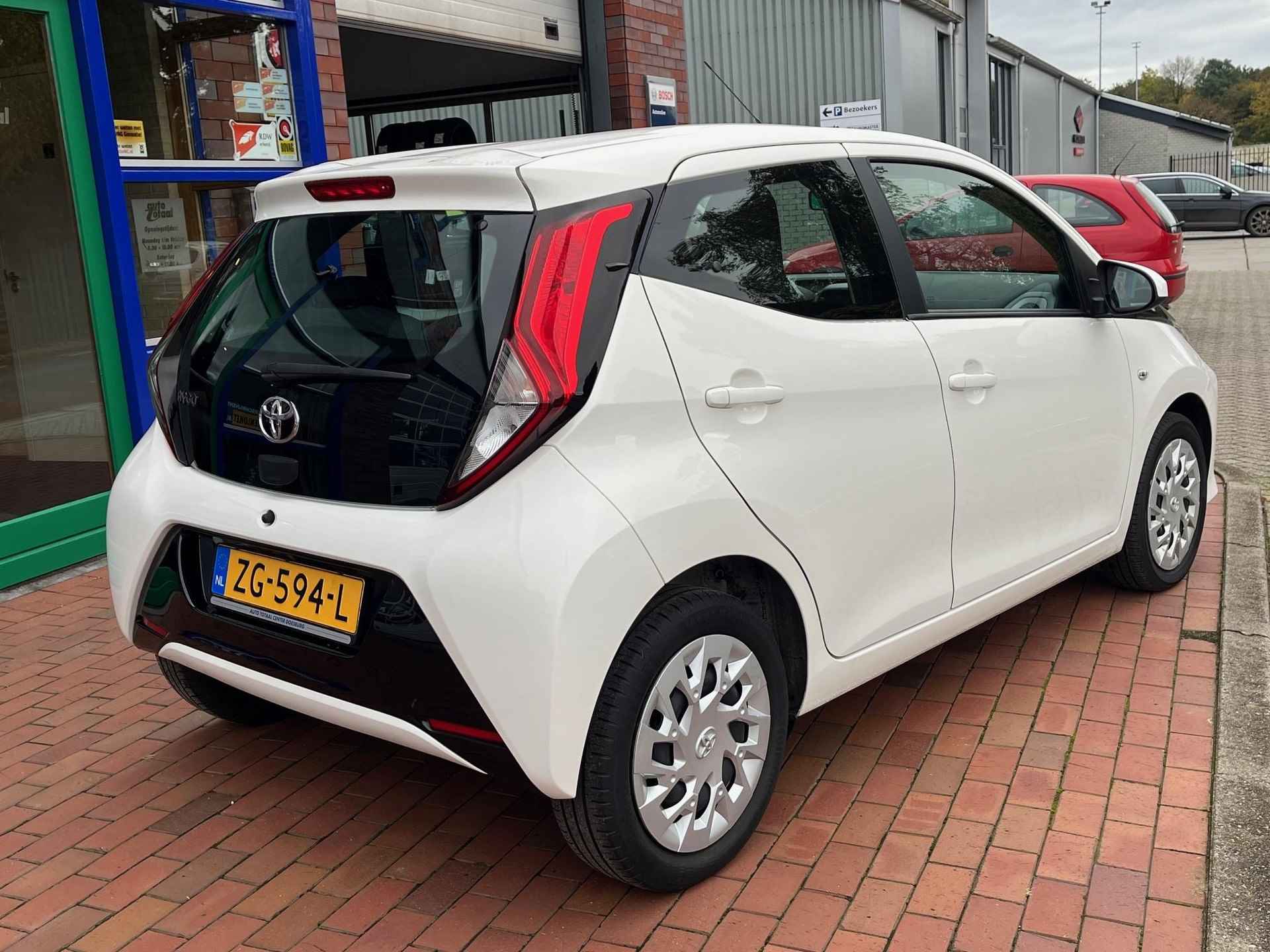 Toyota Aygo 1.0 VVT-i x-play limited navigatie via apps - 4/15