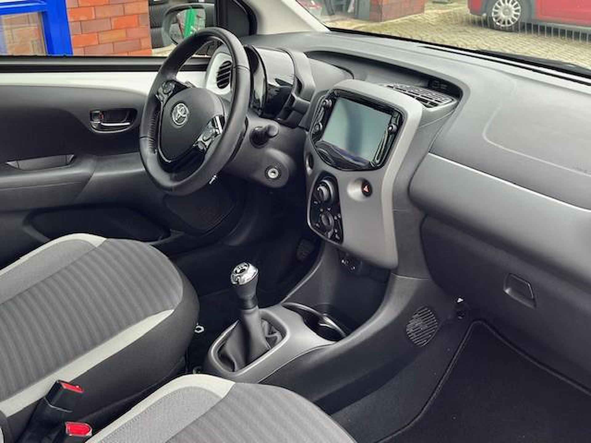 Toyota Aygo 1.0 VVT-i x-play limited navigatie via apps - 6/15