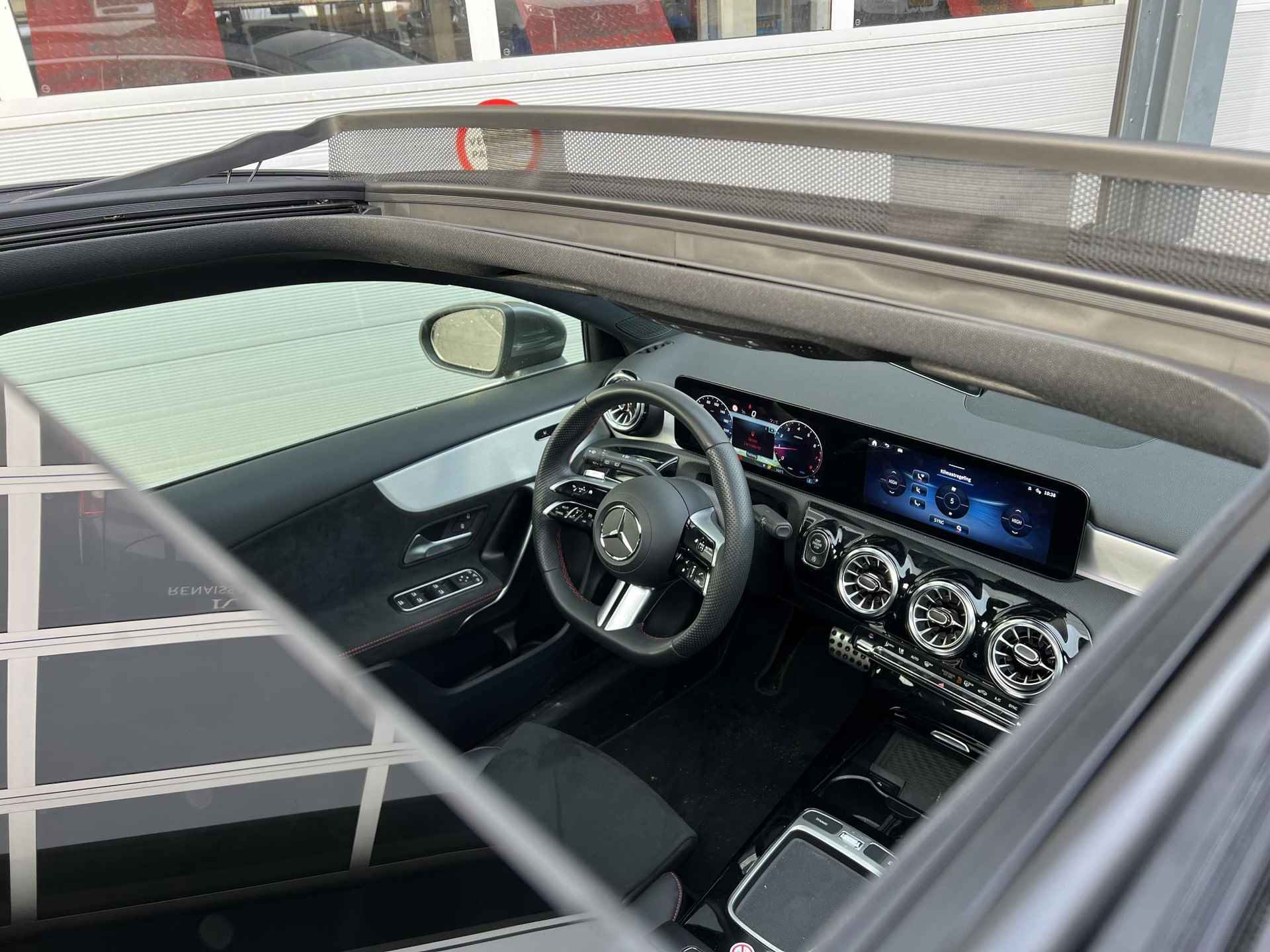 Mercedes-Benz A-klasse 180 AMG Line | Premium | Panoramadak | Achteruitrijcamera | Trekhaak | Multibeam LED | Sfeerverlichting  | Apple & Android Carplay - 4/26