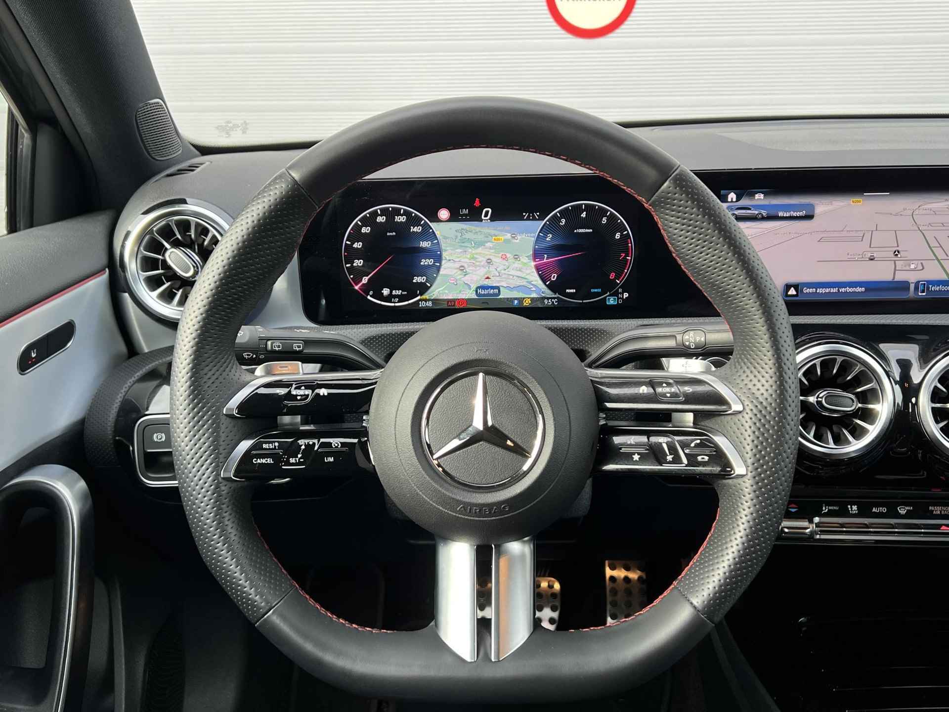 Mercedes-Benz A-klasse 180 AMG Line | Premium | Panoramadak | Achteruitrijcamera | Trekhaak | Multibeam LED | Sfeerverlichting  | Apple & Android Carplay - 8/26