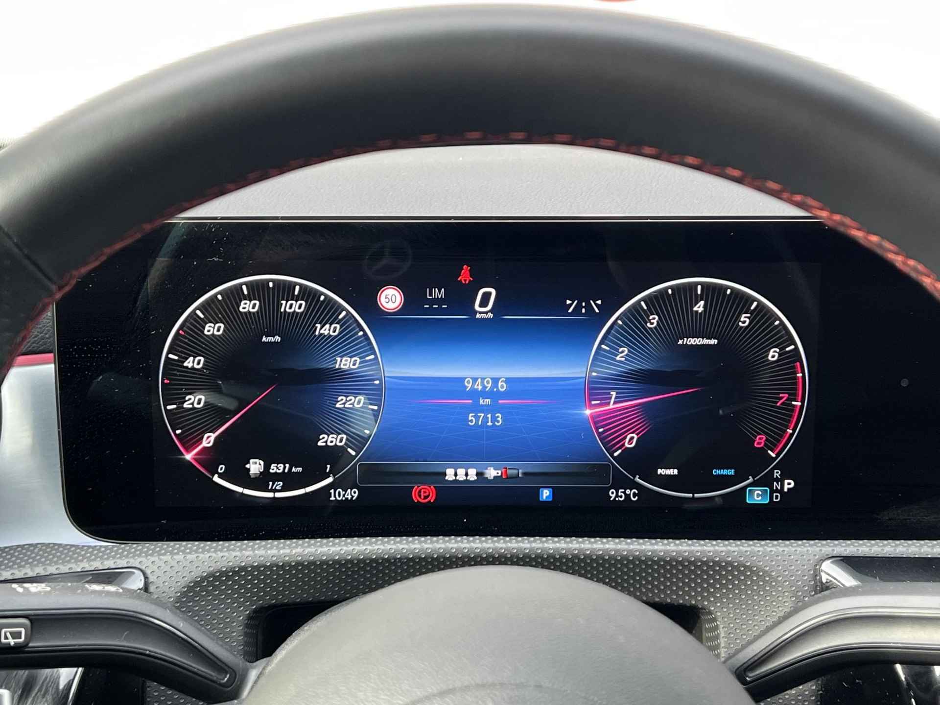 Mercedes-Benz A-klasse 180 AMG Line | Premium | Panoramadak | Achteruitrijcamera | Trekhaak | Multibeam LED | Sfeerverlichting  | Apple & Android Carplay - 9/26