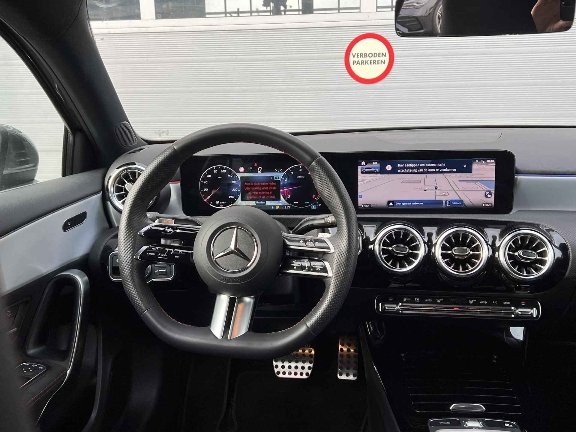 Mercedes-Benz A-klasse 180 AMG Line | Premium | Panoramadak | Achteruitrijcamera | Trekhaak | Multibeam LED | Sfeerverlichting  | Apple & Android Carplay - 12/26