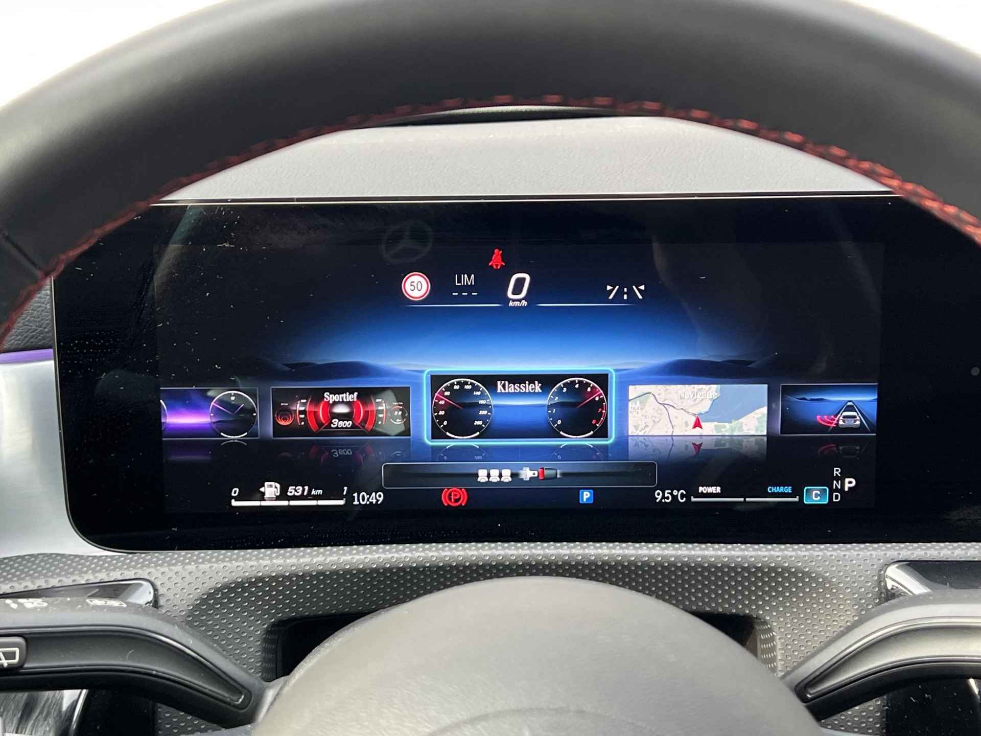 Mercedes-Benz A-klasse 180 AMG Line | Premium | Panoramadak | Achteruitrijcamera | Trekhaak | Multibeam LED | Sfeerverlichting  | Apple & Android Carplay - 13/26