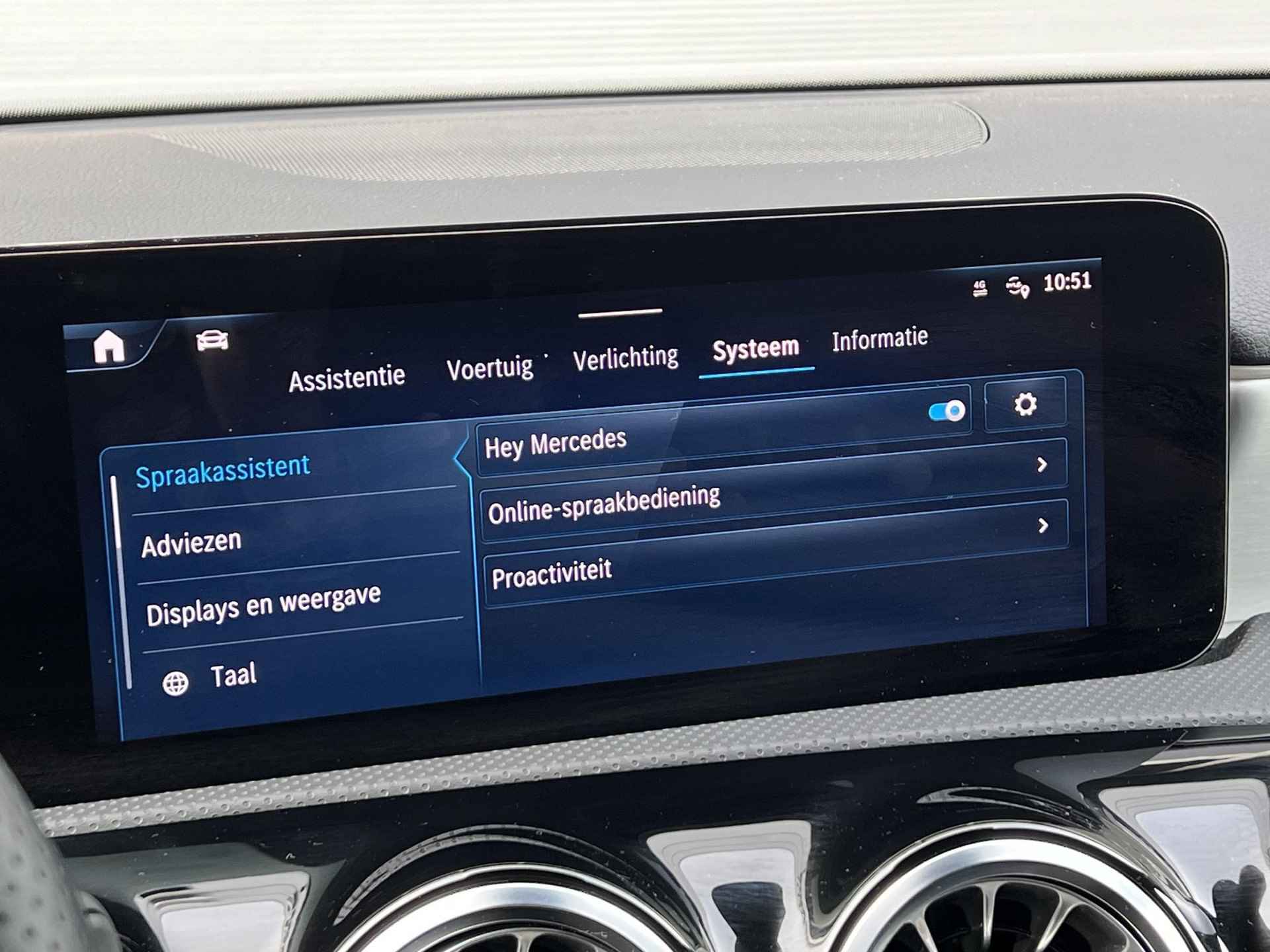 Mercedes-Benz A-klasse 180 AMG Line | Premium | Panoramadak | Achteruitrijcamera | Trekhaak | Multibeam LED | Sfeerverlichting  | Apple & Android Carplay - 24/26