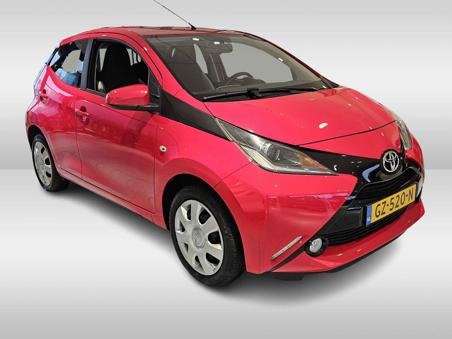 Toyota Aygo 1.0 VVT-i x-play | Touchscreen | Camera | Bluetooth | Airco | Electrisch Verstelbare Buitenspiegels | Speedlimiter | Prijs inclusief afleverbeurt en 12 maanden garantie !! - 2/34