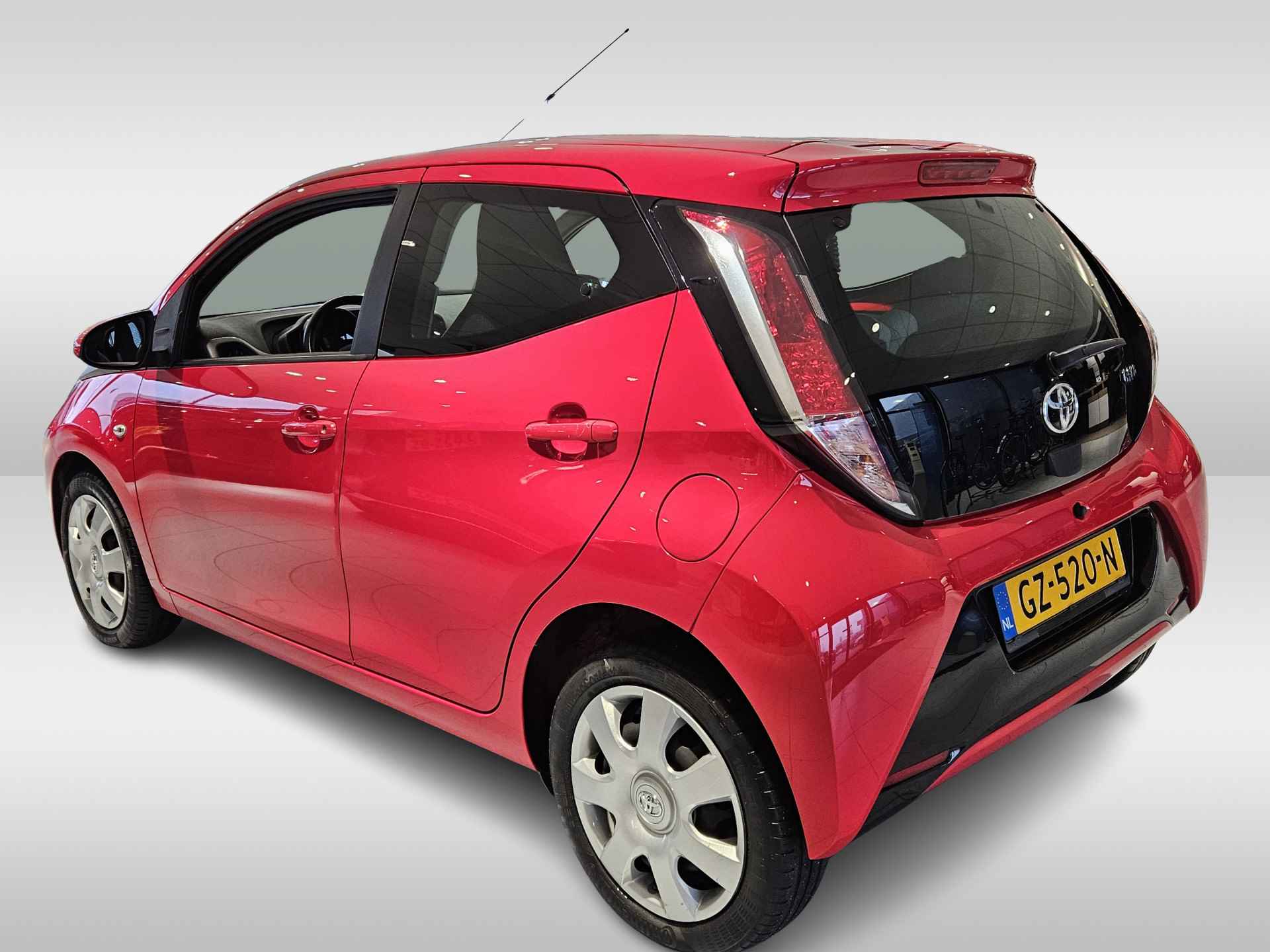 Toyota Aygo 1.0 VVT-i x-play | Touchscreen | Camera | Bluetooth | Airco | Electrisch Verstelbare Buitenspiegels | Speedlimiter | Prijs inclusief afleverbeurt en 12 maanden garantie !! - 4/34