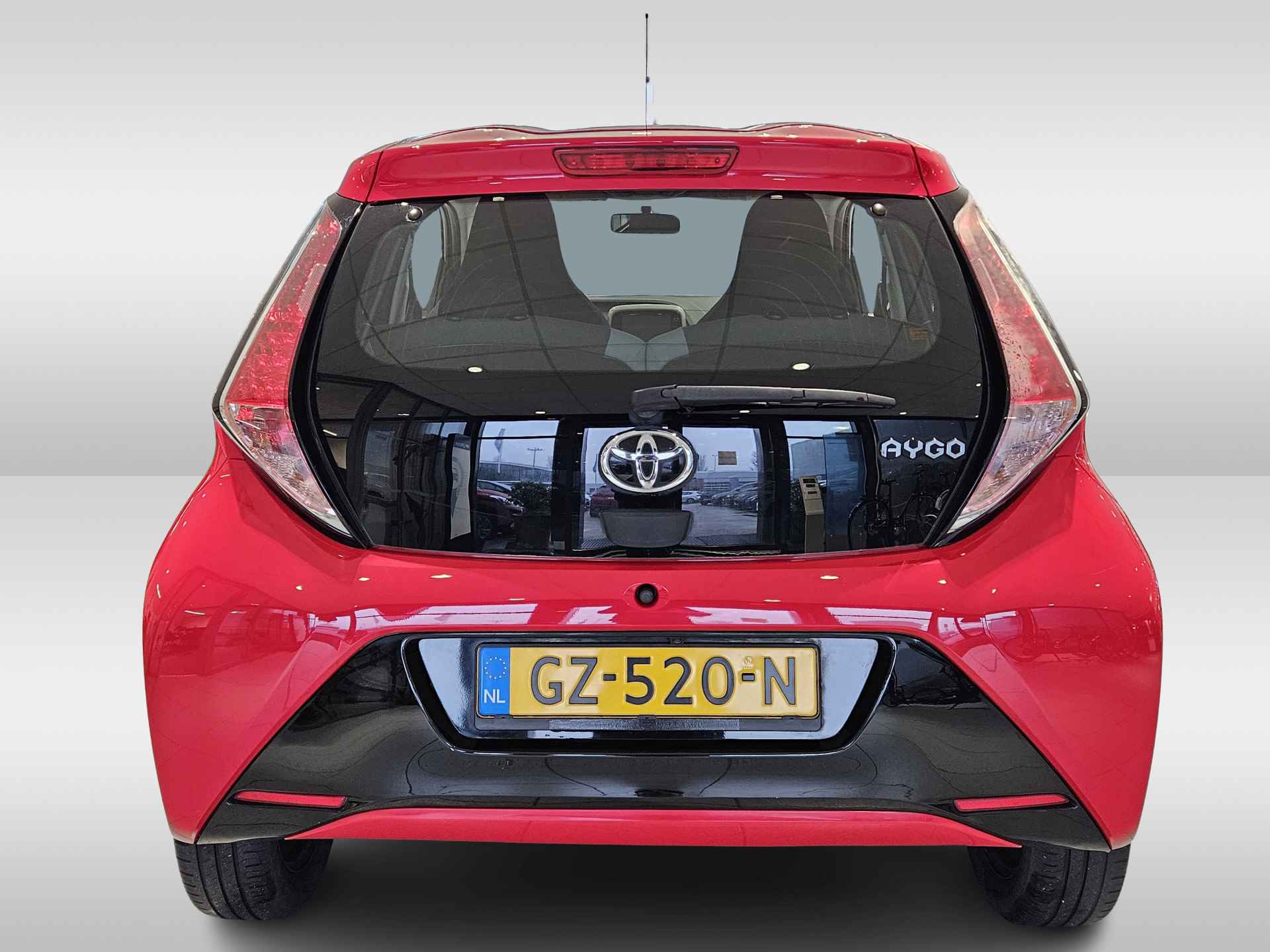 Toyota Aygo 1.0 VVT-i x-play | Touchscreen | Camera | Bluetooth | Airco | Electrisch Verstelbare Buitenspiegels | Speedlimiter | Prijs inclusief afleverbeurt en 12 maanden garantie !! - 13/34