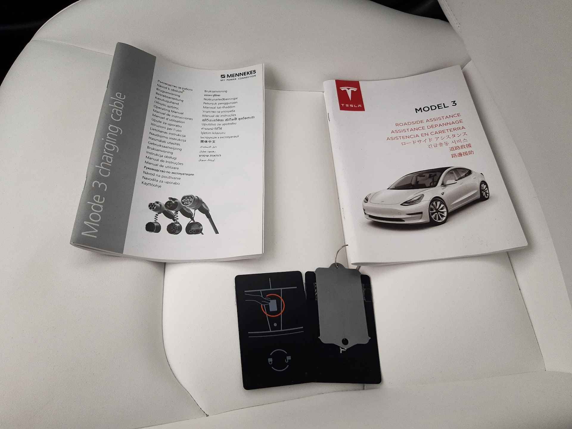 Tesla Model 3 Standard RWD Plus 60 kWh (238 PK) 1e-Eig. Keurig-Onderh. BOVAG-Garantie. NL-Auto. Autopilot, Leer, Panoramadak, Trekhaak, Keyless-Entry/Start, Parkeersensoren-V+A, Bluetooth, Achteruitrijcamera,  Stoelverwarming-V+A, Licht-Zicht-Pakket, Lm-Velgen-18Inch, Privacy-Glas - 5/39