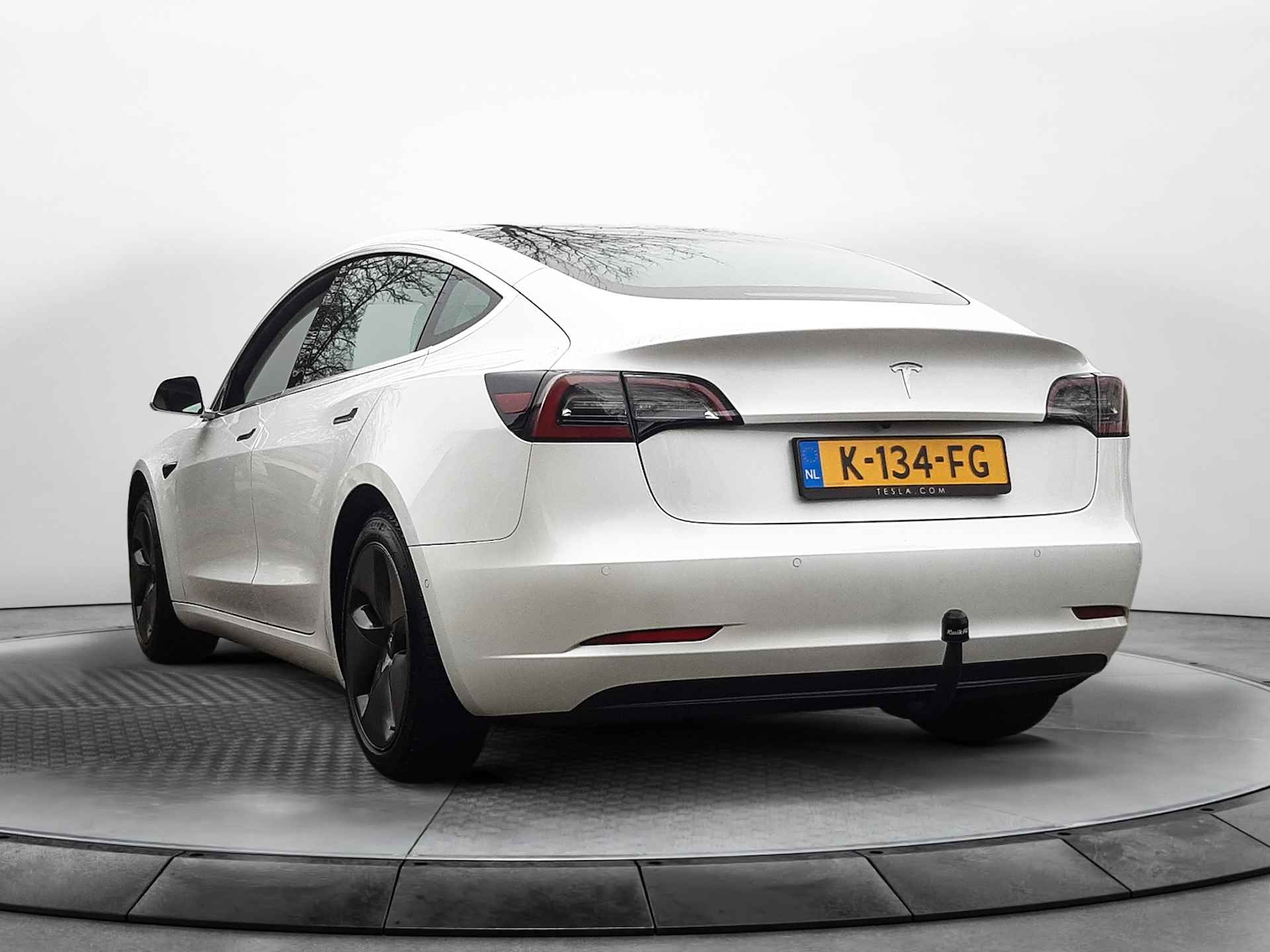 Tesla Model 3 Standard RWD Plus 60 kWh (238 PK) 1e-Eig. Keurig-Onderh. BOVAG-Garantie. NL-Auto. Autopilot, Leer, Panoramadak, Trekhaak, Keyless-Entry/Start, Parkeersensoren-V+A, Bluetooth, Achteruitrijcamera,  Stoelverwarming-V+A, Licht-Zicht-Pakket, Lm-Velgen-18Inch, Privacy-Glas - 8/39