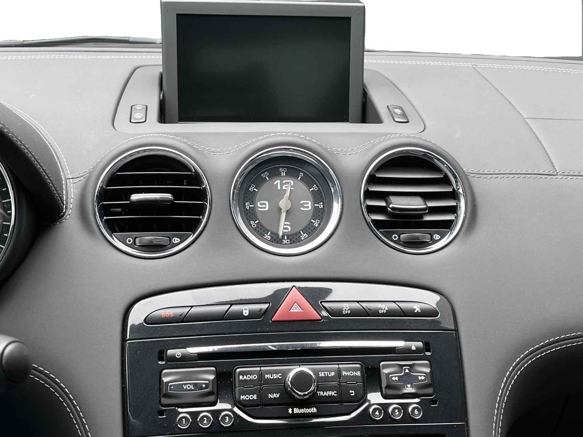 Peugeot RCZ 1.6 Turbo Cruise Control, Climate Control, Apple Carplay, Navigatie, Stoelverwarming, Parkeersensoren, 19" Lichtmetalen velgen, Bluetooth, Sportstoelen (MET GARANTIE*) - 18/24