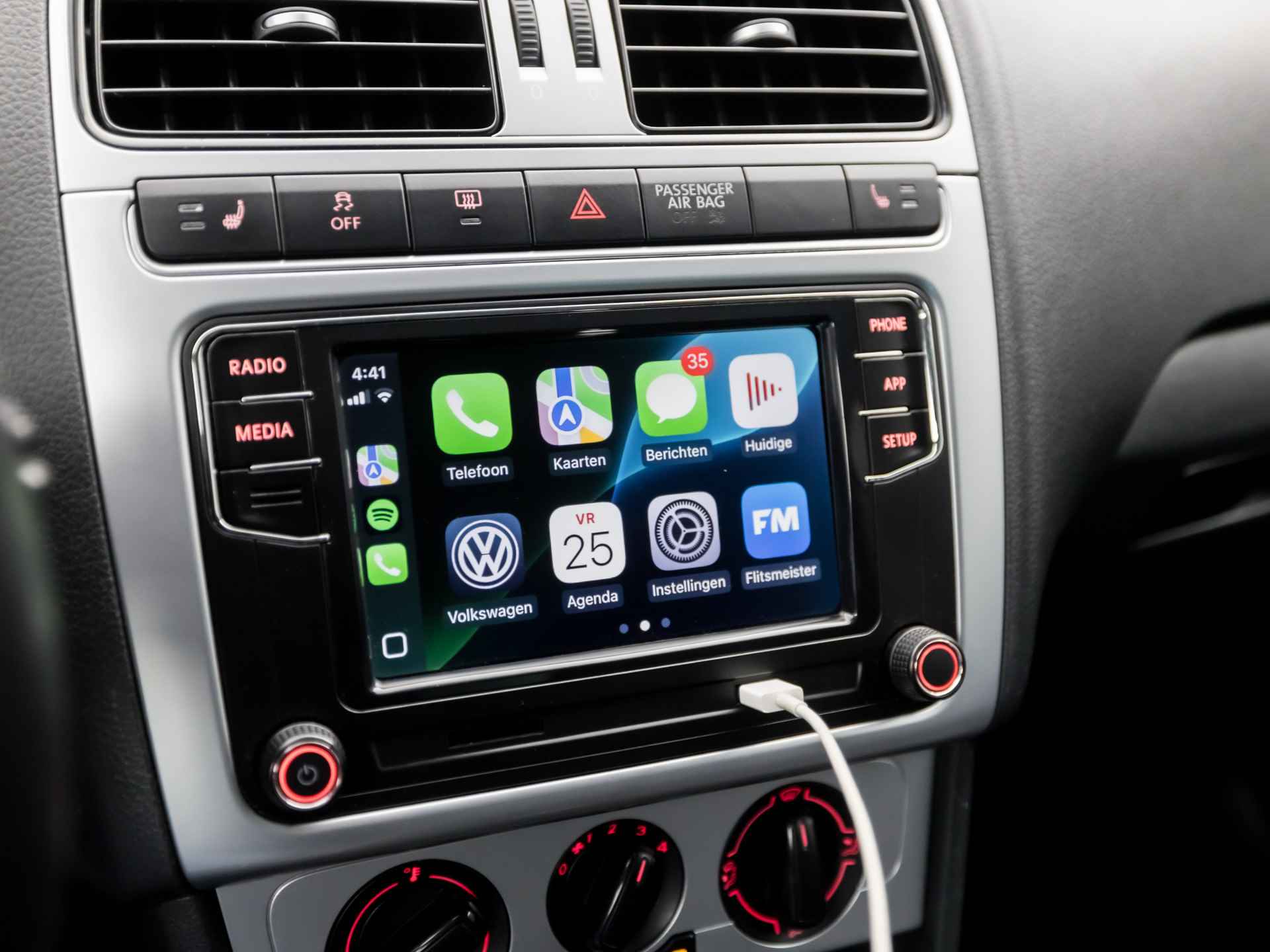 Volkswagen Polo 1.2 Sportline (APPLE CARPLAY, STOELVERWARMING, LEDER, AIRCO, SPORTSTOELEN, GETINT GLAS, LM VELGEN, CRUISE, PARKEERSENSOREN, NIEUWE APK, NIEUWSTAAT) - 8/32