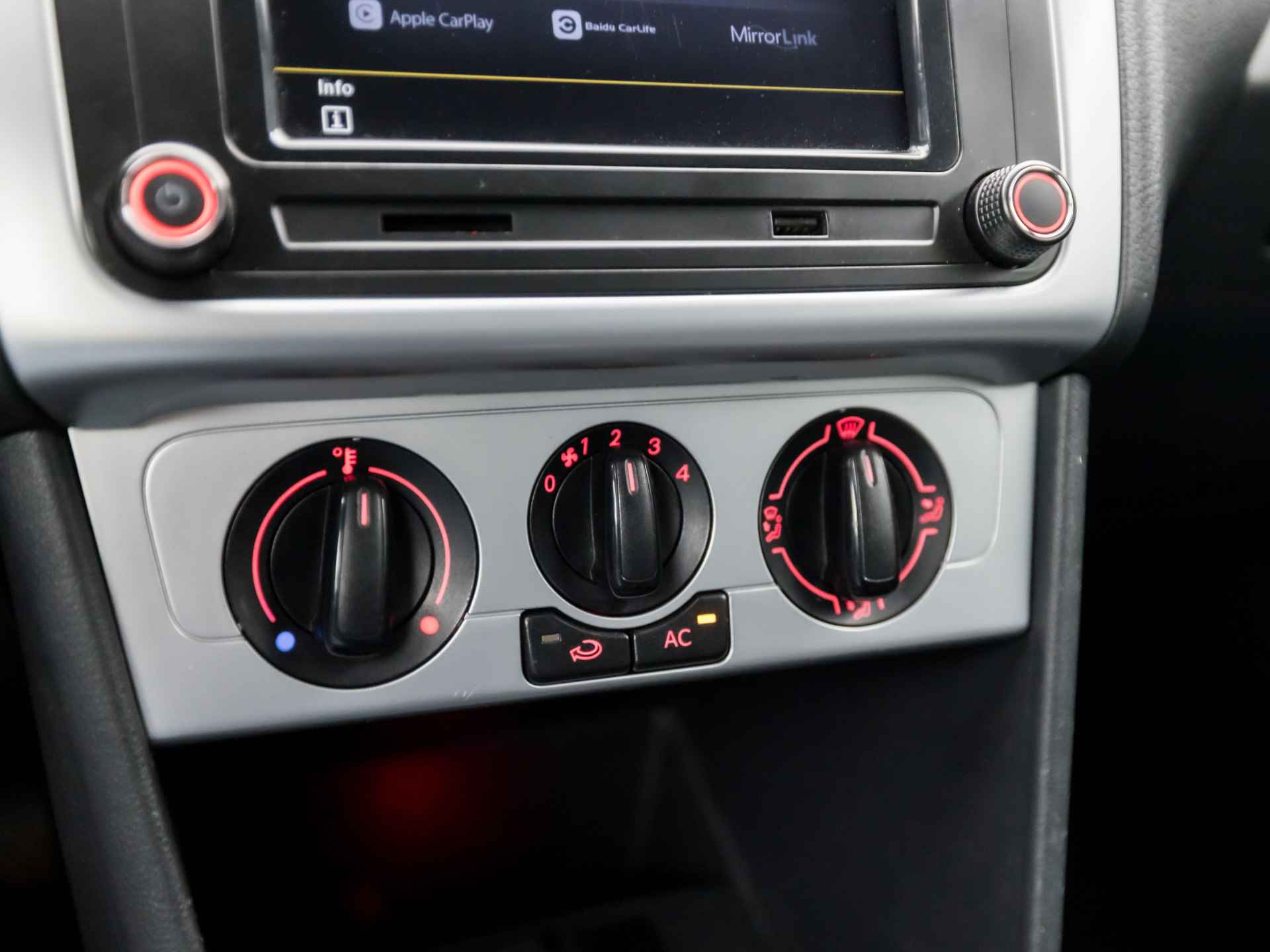 Volkswagen Polo 1.2 Sportline (APPLE CARPLAY, STOELVERWARMING, LEDER, AIRCO, SPORTSTOELEN, GETINT GLAS, LM VELGEN, CRUISE, PARKEERSENSOREN, NIEUWE APK, NIEUWSTAAT) - 9/32