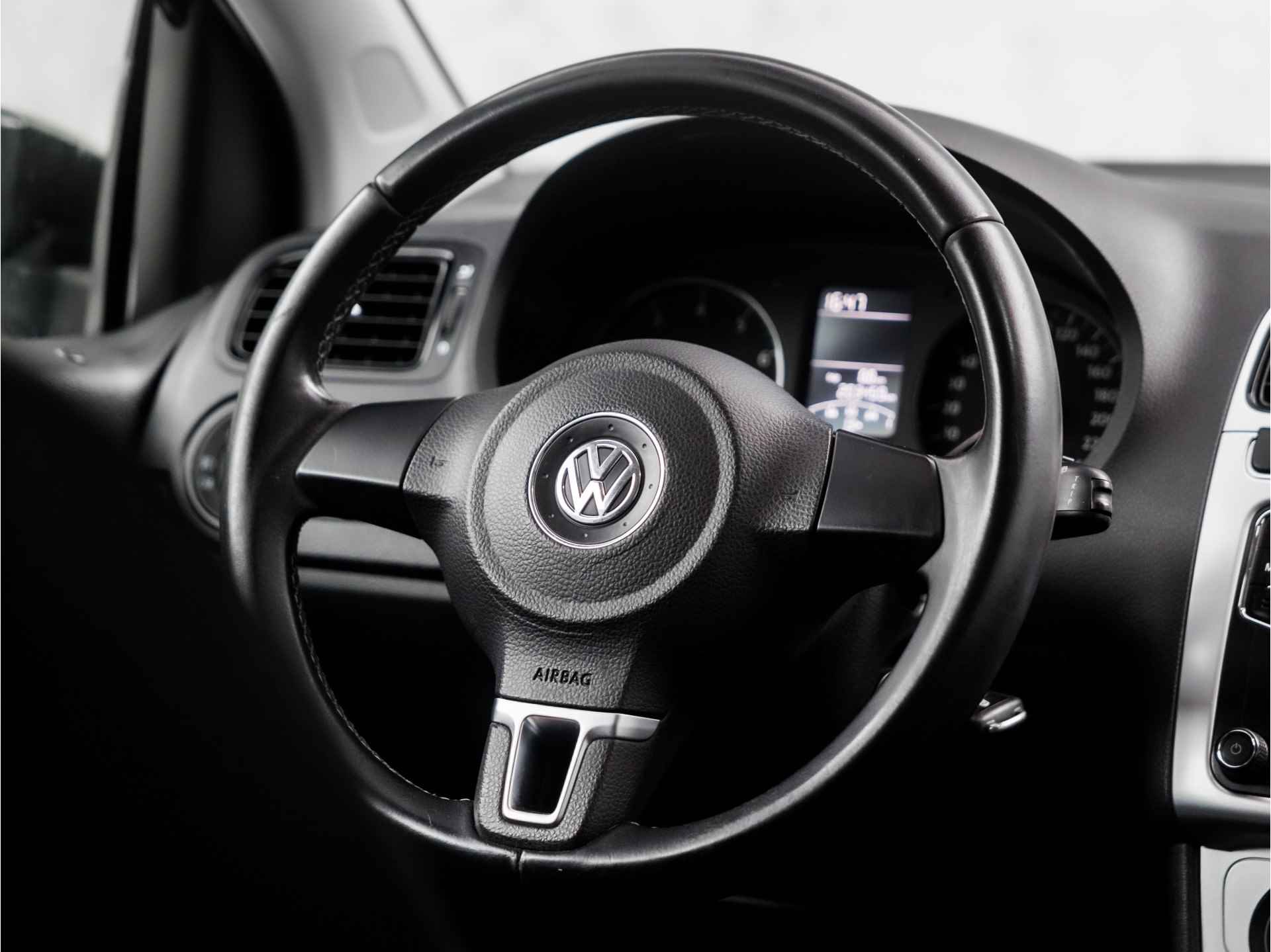 Volkswagen Polo 1.2 Sportline (APPLE CARPLAY, STOELVERWARMING, LEDER, AIRCO, SPORTSTOELEN, GETINT GLAS, LM VELGEN, CRUISE, PARKEERSENSOREN, NIEUWE APK, NIEUWSTAAT) - 16/32