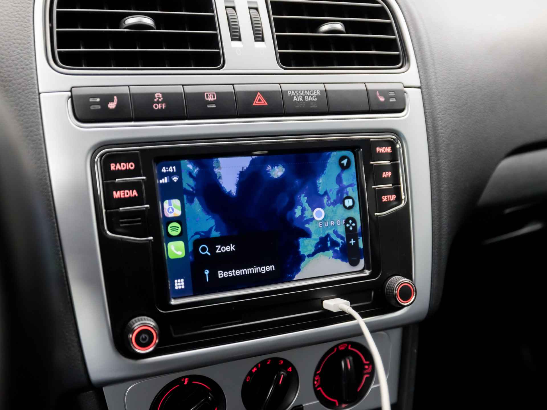 Volkswagen Polo 1.2 Sportline (APPLE CARPLAY, STOELVERWARMING, LEDER, AIRCO, SPORTSTOELEN, GETINT GLAS, LM VELGEN, CRUISE, PARKEERSENSOREN, NIEUWE APK, NIEUWSTAAT) - 22/32