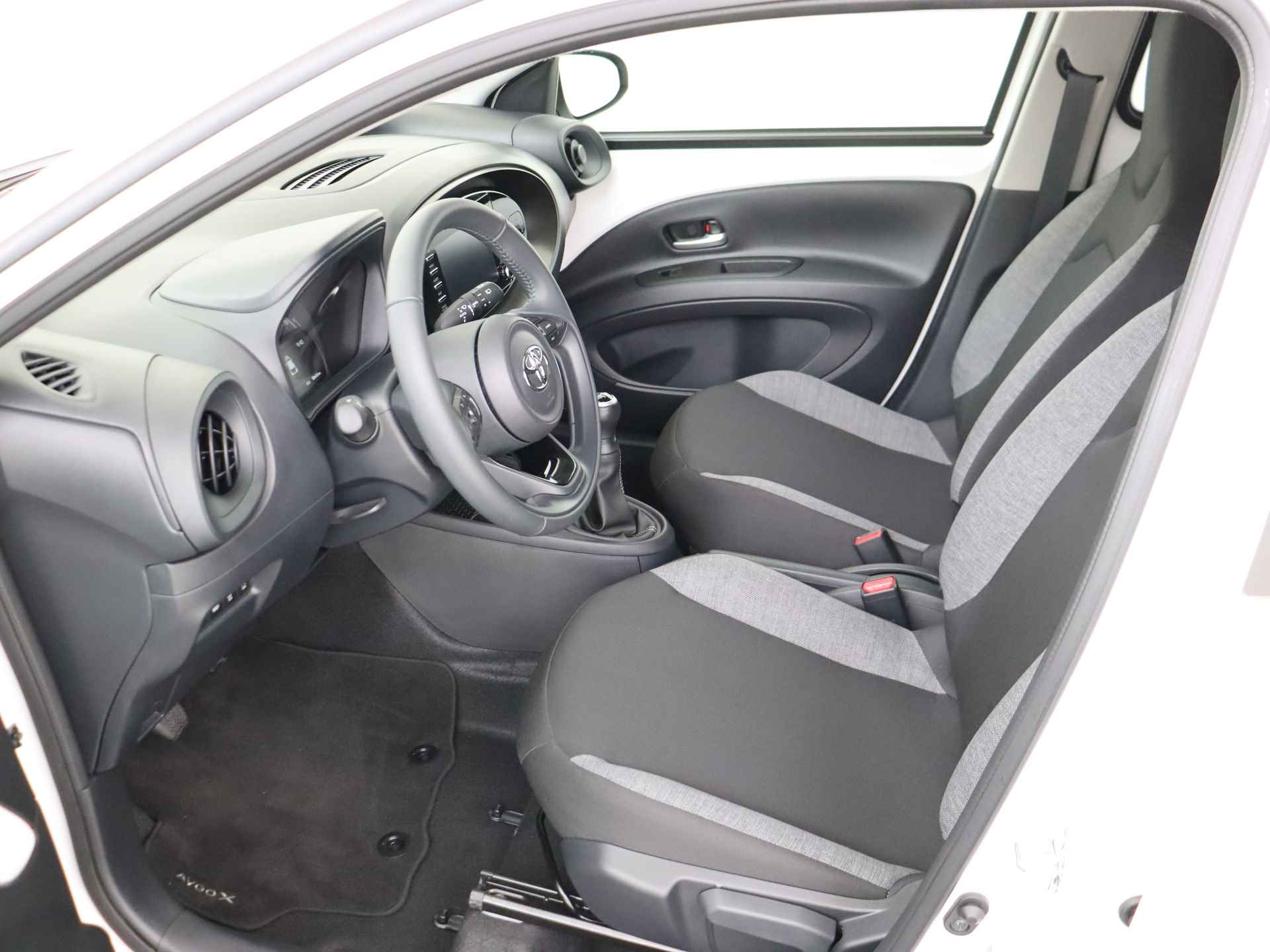 Toyota Aygo X 1.0 VVT-i MT first edition I Apple Carplay/Android Auto I Climate Control I Cruise Control Adaptief I Camera I LM Velgen I 1e Eigenaar I LOUWMAN Onderhouden I - 18/41