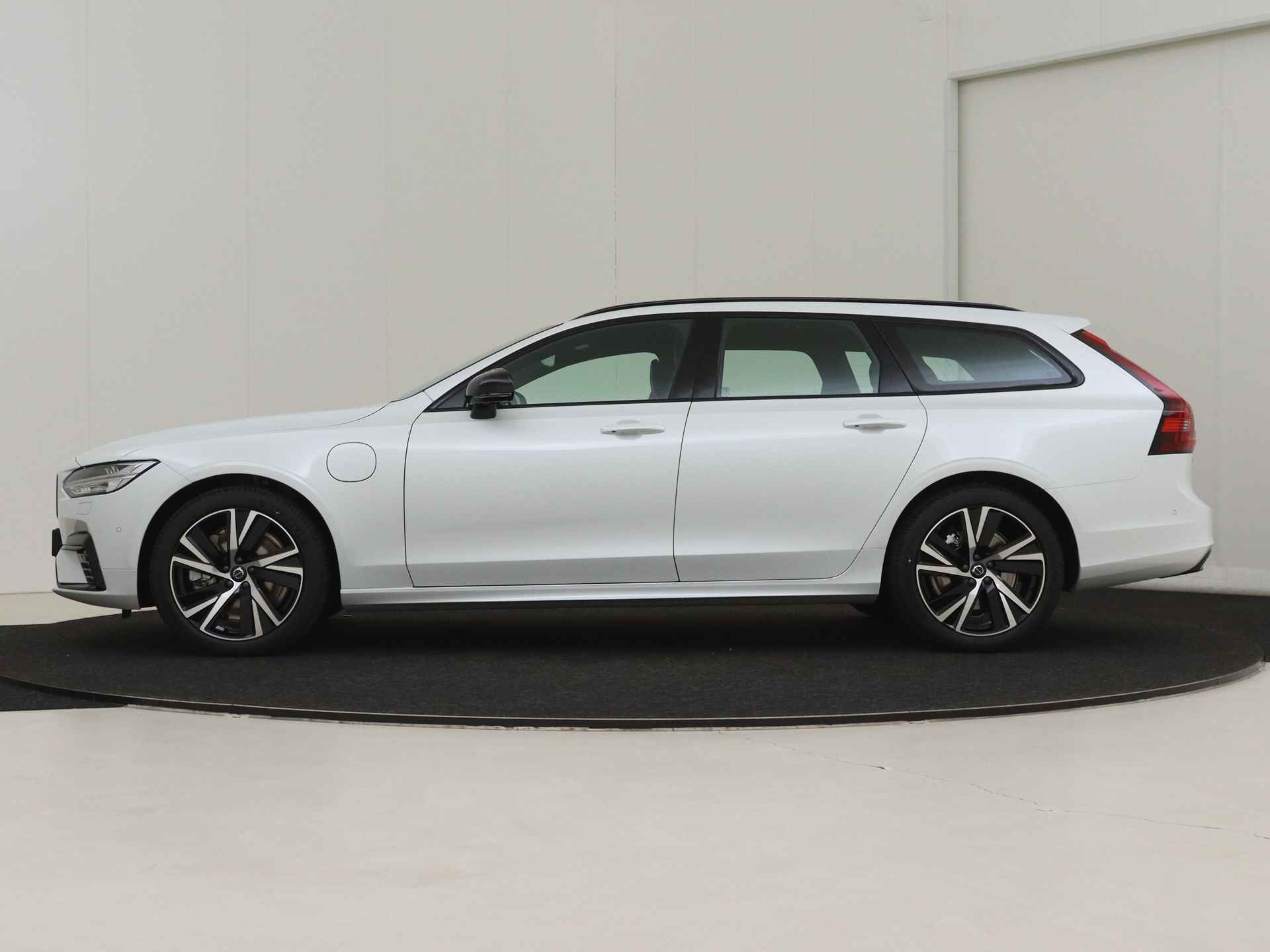 Volvo V90 T6 Recharge 350PK AWD Ultimate Dark | Bowers & Wilkins | Luchtvering | Trekhaak | 360° Camera | - 2/16