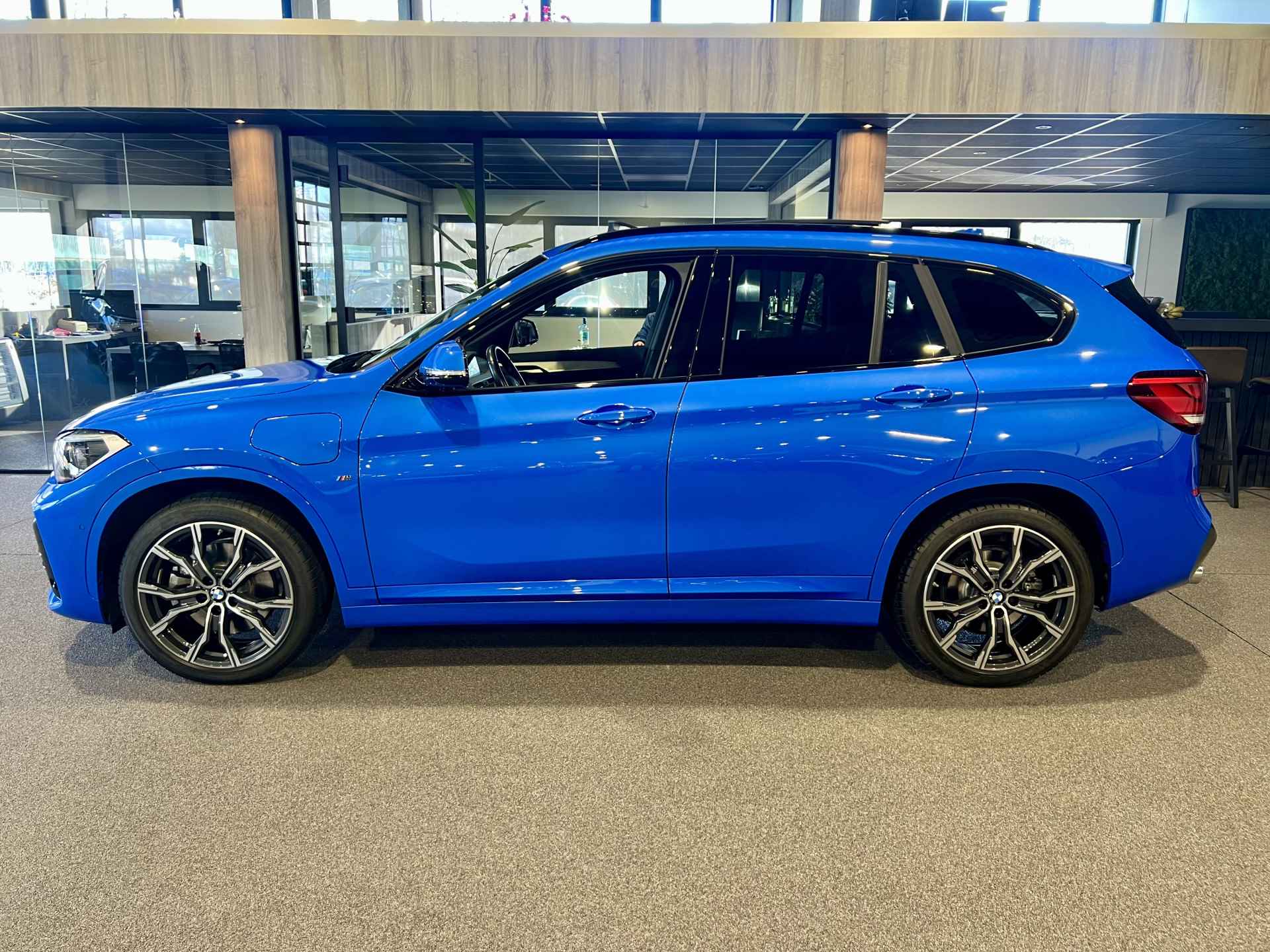 BMW X1 xDrive25e Executive M-Sport | Panorama | Camera | "19 | 220 PK - 8/40