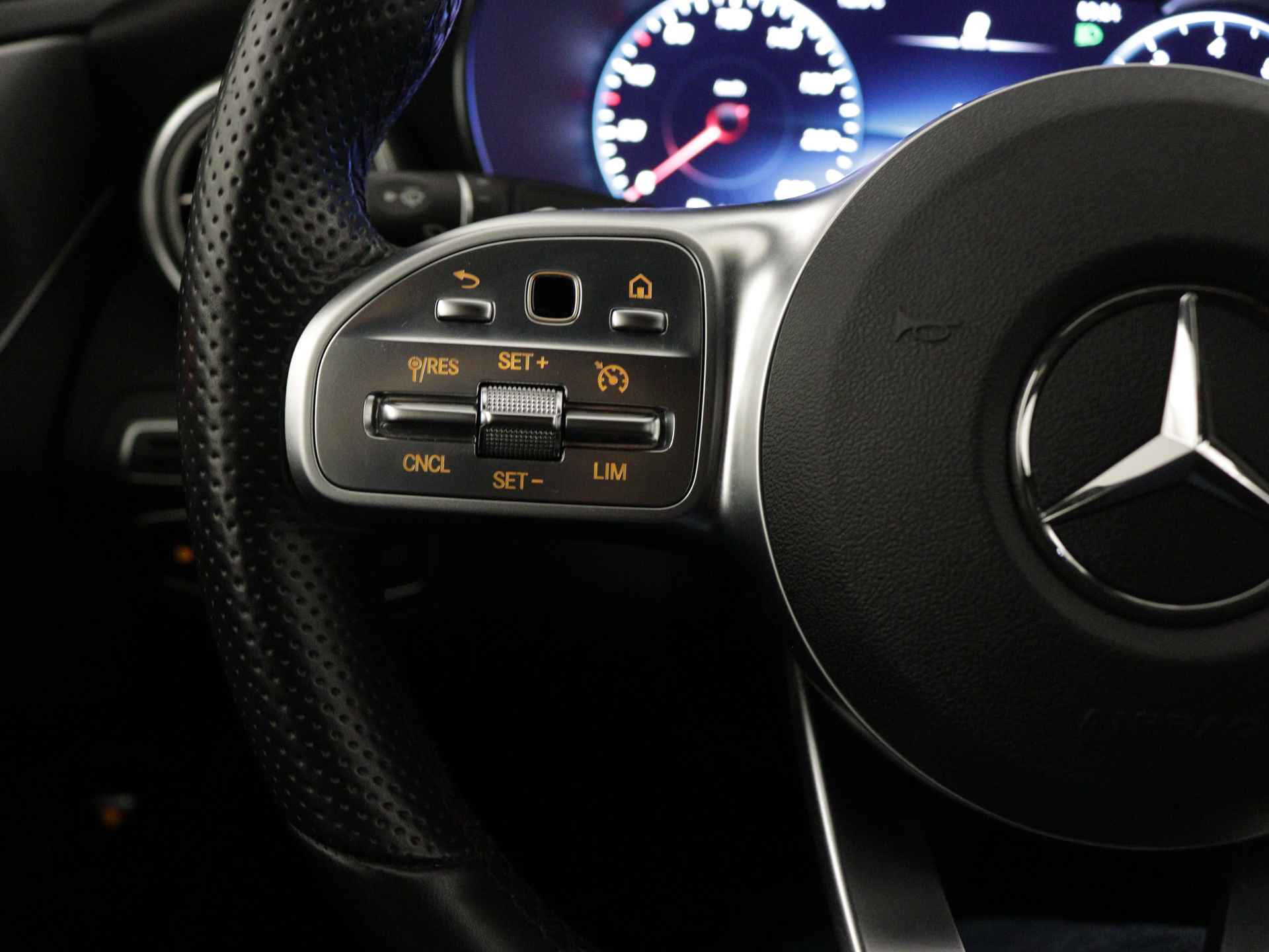 Mercedes-Benz C-Klasse 180 Business Solution AMG | Achteruitrijcamera | AMG Line | Stoelverwarming | Cruise control | Inclusief 24 maanden MB Certified garantie voor Europa. - 18/38