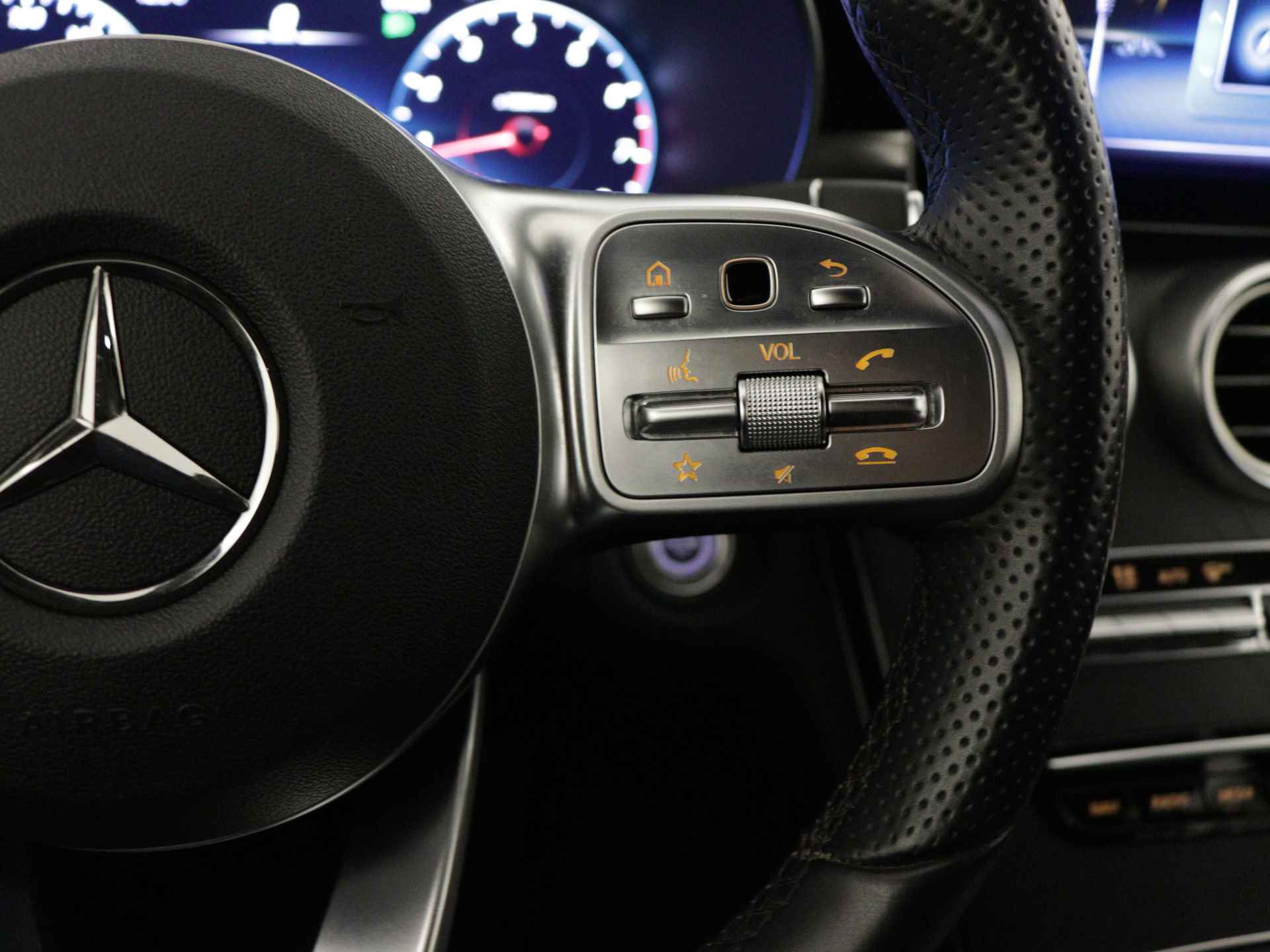 Mercedes-Benz C-Klasse 180 Business Solution AMG | Achteruitrijcamera | AMG Line | Stoelverwarming | Cruise control | Inclusief 24 maanden MB Certified garantie voor Europa. - 19/38