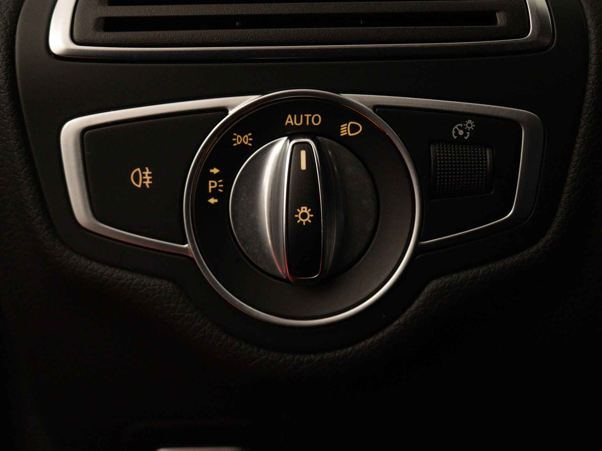 Mercedes-Benz C-Klasse 180 Business Solution AMG | Achteruitrijcamera | AMG Line | Stoelverwarming | Cruise control | Inclusief 24 maanden MB Certified garantie voor Europa. - 28/38