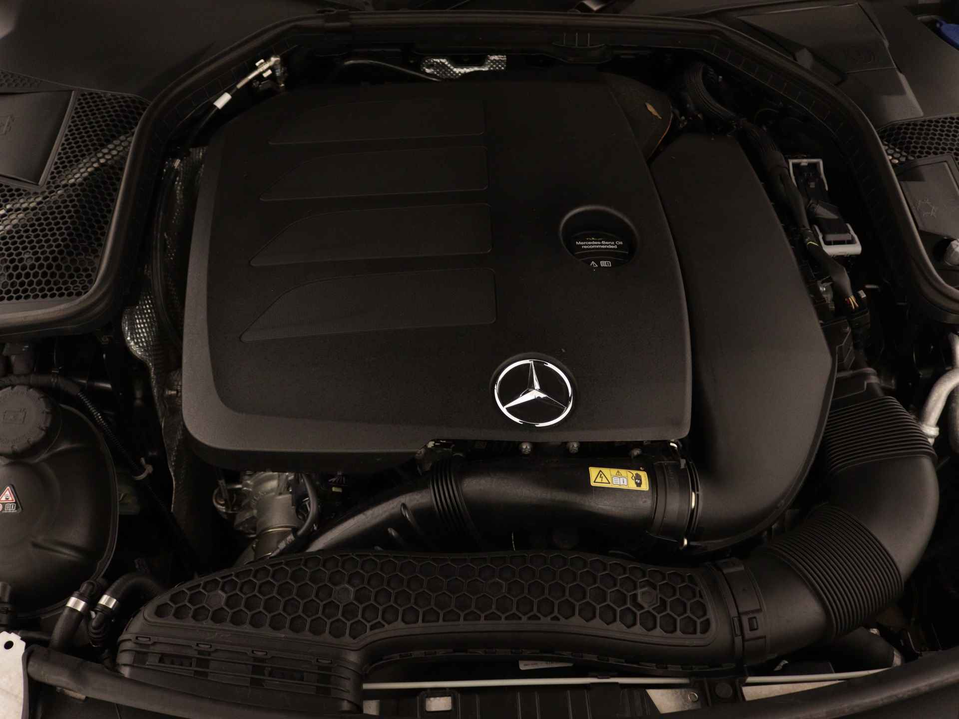 Mercedes-Benz C-Klasse 180 Business Solution AMG | Achteruitrijcamera | AMG Line | Stoelverwarming | Cruise control | Inclusief 24 maanden MB Certified garantie voor Europa. - 35/38