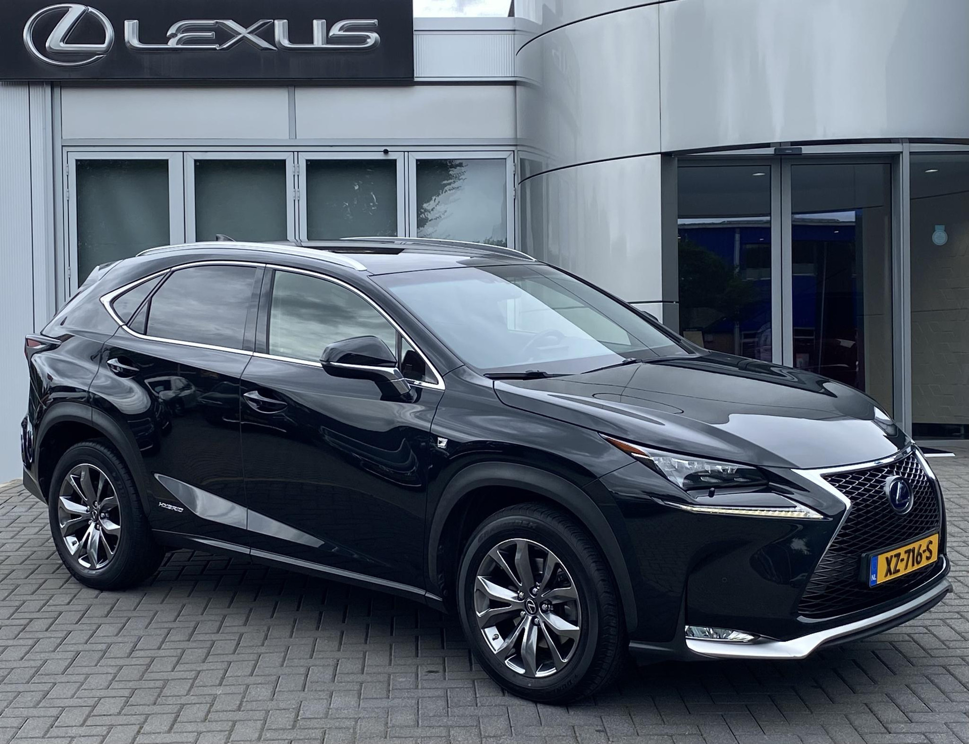 Lexus NX 300h AWD F Sport Line TRIPLE-LED STOELVERW EL-ACHTERKLEP AD-CRUISE DRAADLOZE LADER