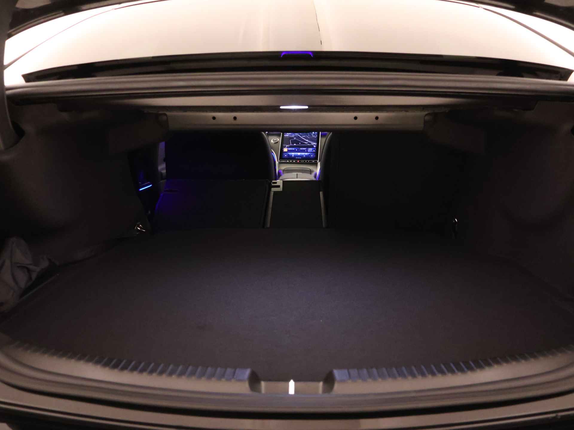 Mercedes-Benz C-Klasse 300 e Luxury Line | Trekhaak | Antidiefstalpakket GUARD 360° Plus | Memorypakket | Parkeerpakket met achteruitrijcamera | USB-pakket | 	Smartphone-integratie | Verwarmde stoelen vooraan | Spiegelpakket | - 34/37