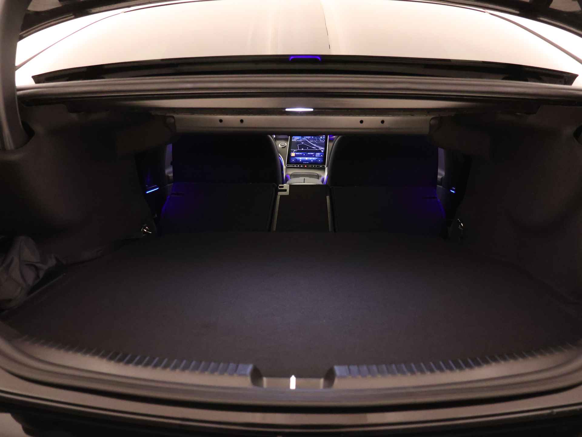 Mercedes-Benz C-Klasse 300 e Luxury Line | Trekhaak | Antidiefstalpakket GUARD 360° Plus | Memorypakket | Parkeerpakket met achteruitrijcamera | USB-pakket | 	Smartphone-integratie | Verwarmde stoelen vooraan | Spiegelpakket | - 35/37