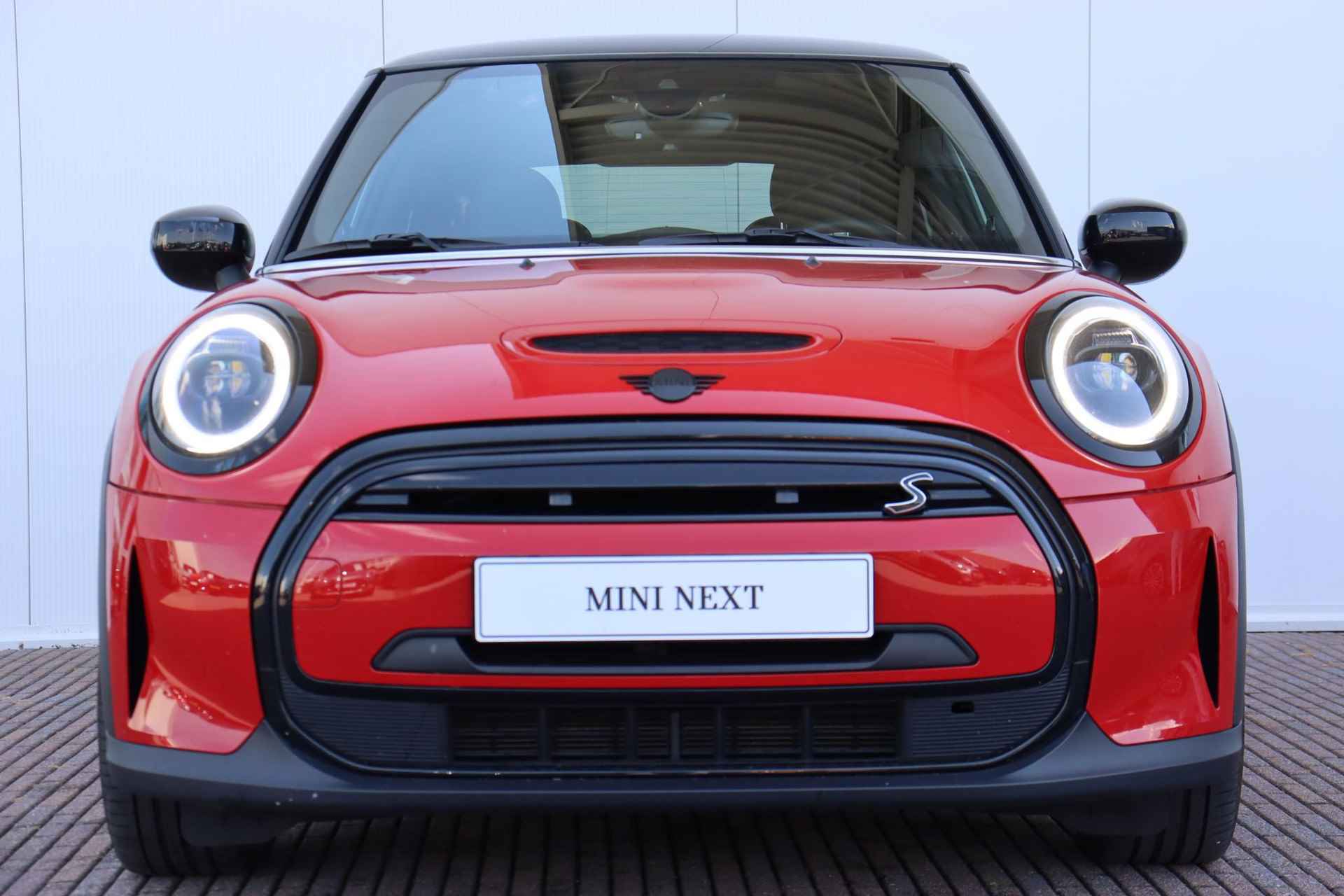 MINI Electric Cooper SE Classic + Bsuiness Edition / Navi / Clima / Comfort Access / PDC Achter / Achteruitrijcamera / Lederen Bekleding / 17'' LM Tentical Spoke / Verwarmde Voorstoelen / - 2/24