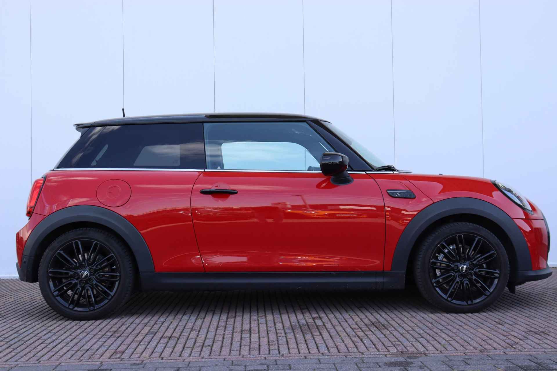 MINI Electric Cooper SE Classic + Bsuiness Edition / Navi / Clima / Comfort Access / PDC Achter / Achteruitrijcamera / Lederen Bekleding / 17'' LM Tentical Spoke / Verwarmde Voorstoelen / - 4/24