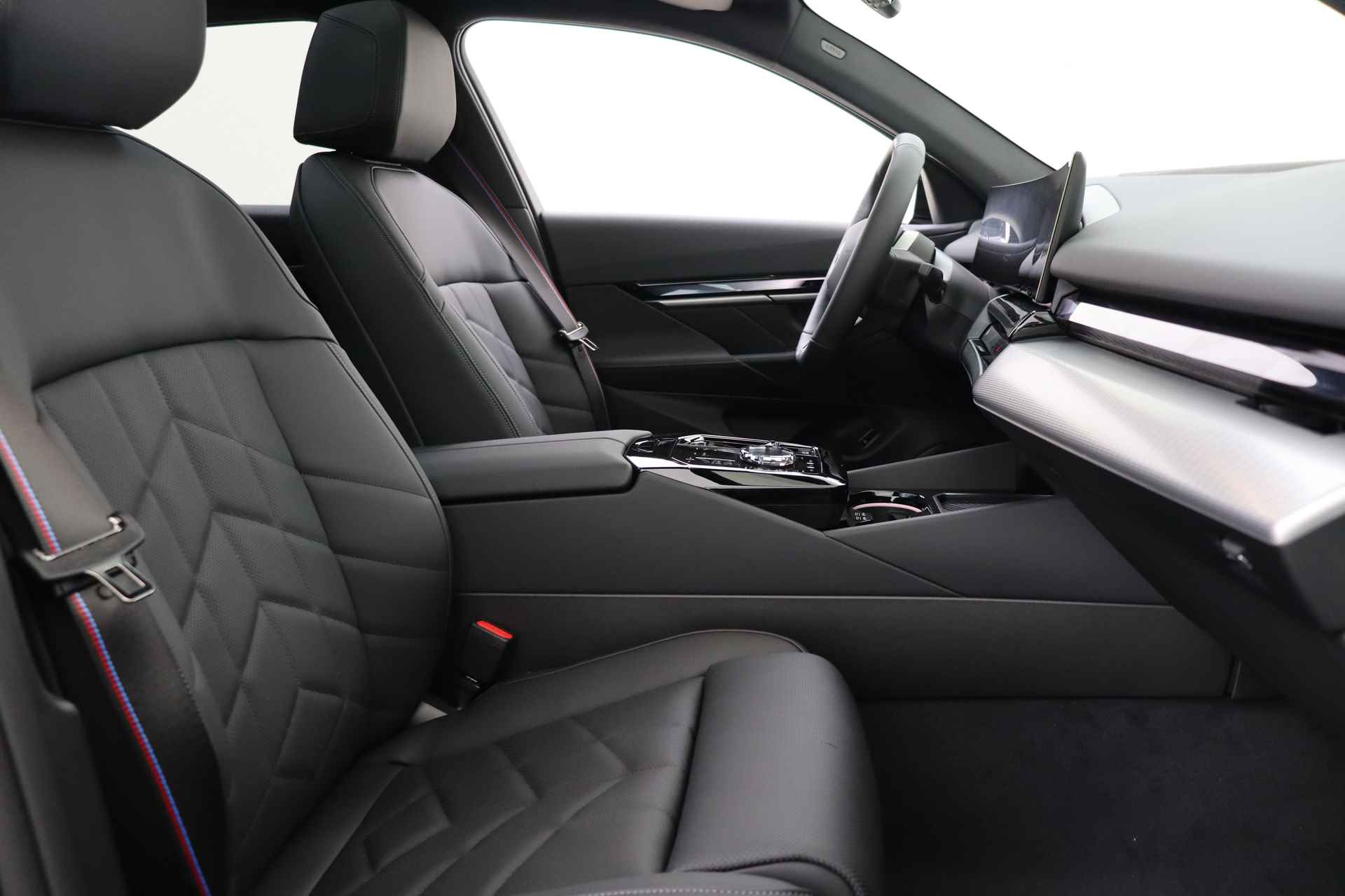 BMW i5 eDrive40 High Executive M Sport 84 kWh / Panoramadak / Parking Assistant Plus / Adaptieve LED / Driving Assistant Professional / Stoelventilatie / M Sportonderstel - 19/50