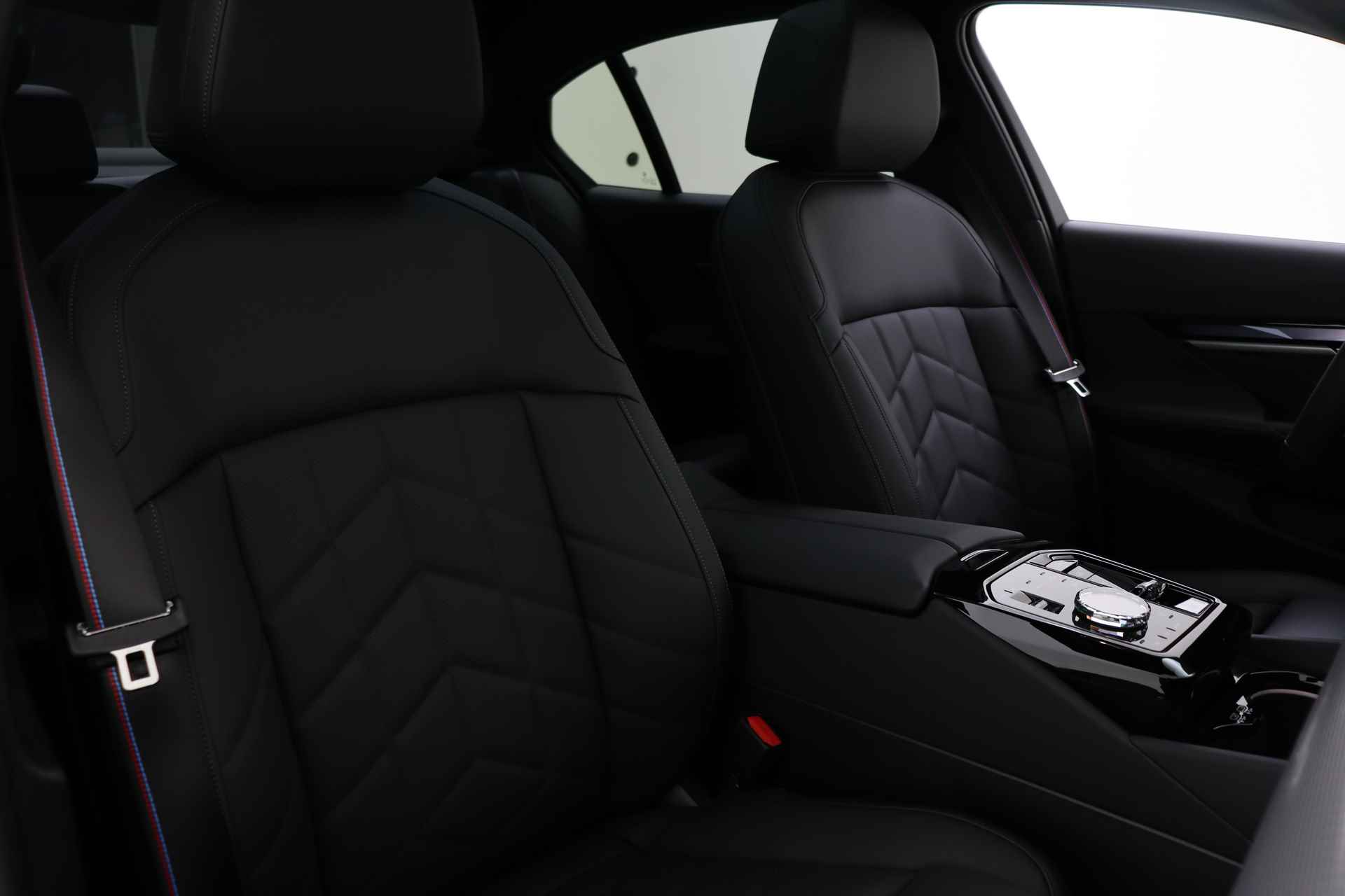 BMW i5 eDrive40 High Executive M Sport 84 kWh / Panoramadak / Parking Assistant Plus / Adaptieve LED / Driving Assistant Professional / Stoelventilatie / M Sportonderstel - 20/50