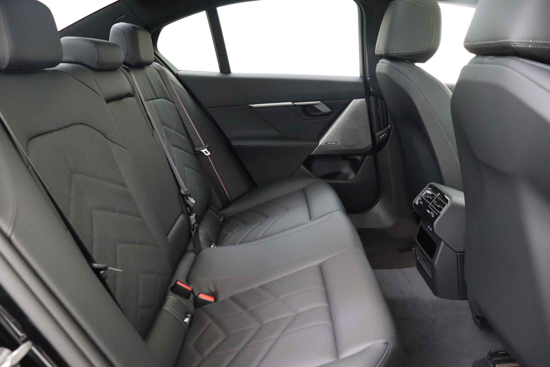 BMW i5 eDrive40 High Executive M Sport 84 kWh / Panoramadak / Parking Assistant Plus / Adaptieve LED / Driving Assistant Professional / Stoelventilatie / M Sportonderstel - 22/50