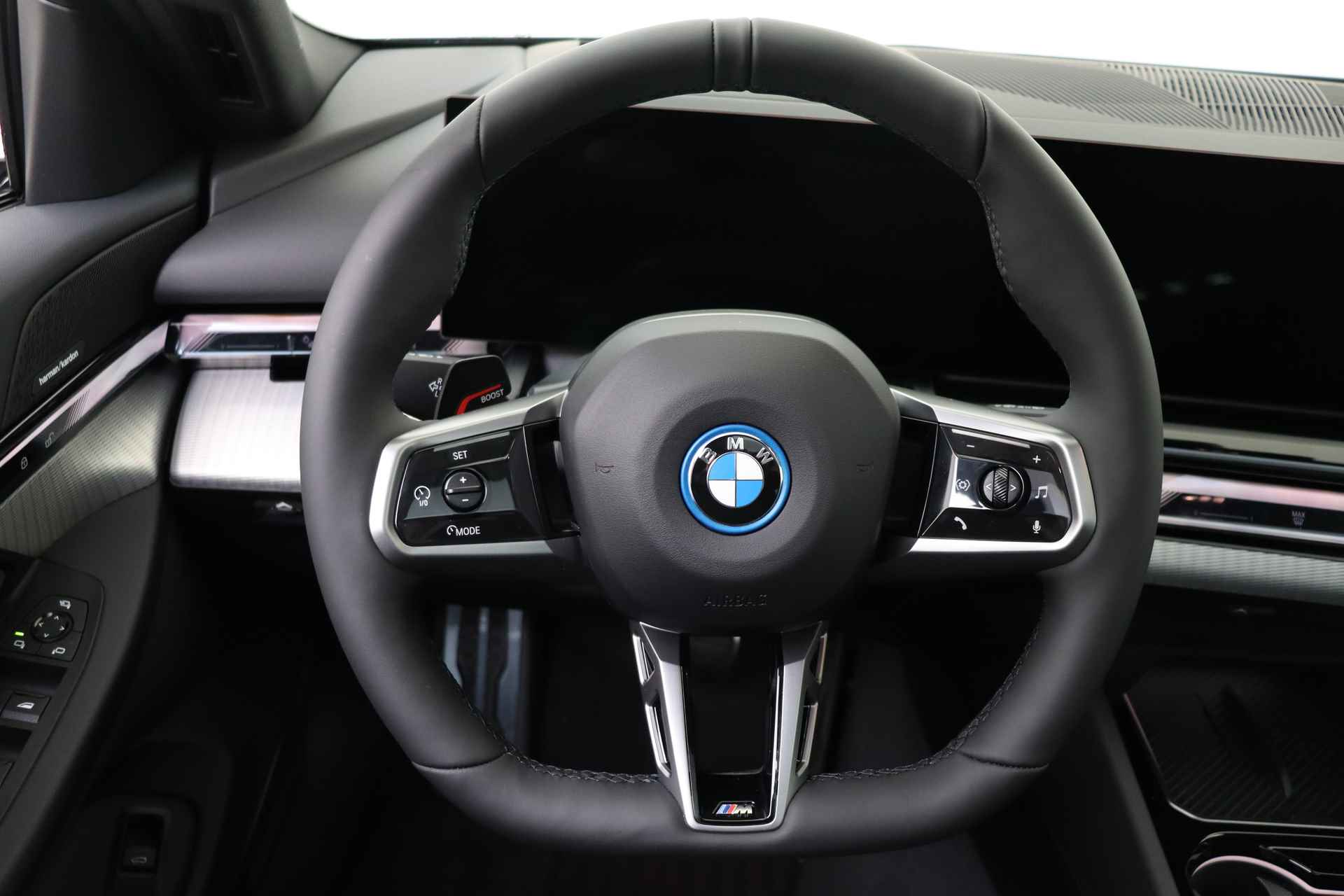 BMW i5 eDrive40 High Executive M Sport 84 kWh / Panoramadak / Parking Assistant Plus / Adaptieve LED / Driving Assistant Professional / Stoelventilatie / M Sportonderstel - 26/50