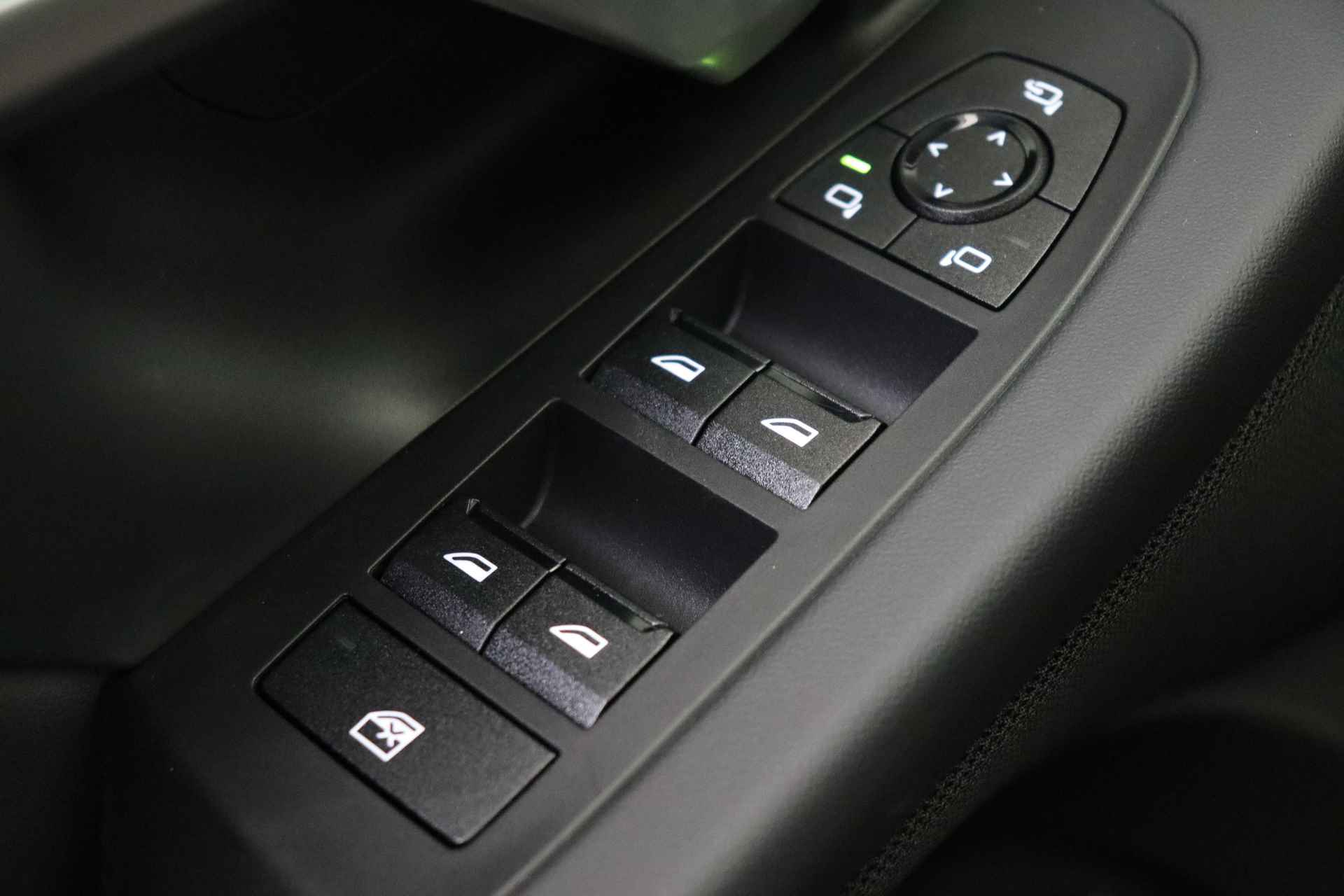 BMW i5 eDrive40 High Executive M Sport 84 kWh / Panoramadak / Parking Assistant Plus / Adaptieve LED / Driving Assistant Professional / Stoelventilatie / M Sportonderstel - 38/50
