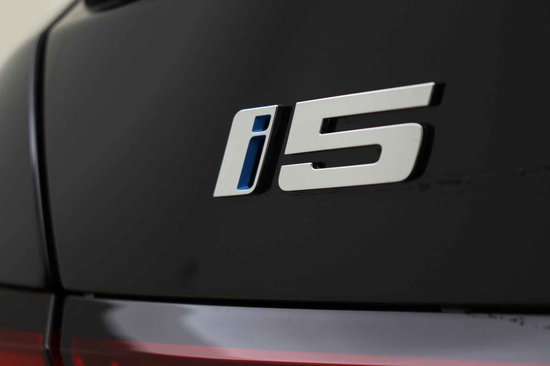 BMW i5 eDrive40 High Executive M Sport 84 kWh / Panoramadak / Parking Assistant Plus / Adaptieve LED / Driving Assistant Professional / Stoelventilatie / M Sportonderstel - 41/50