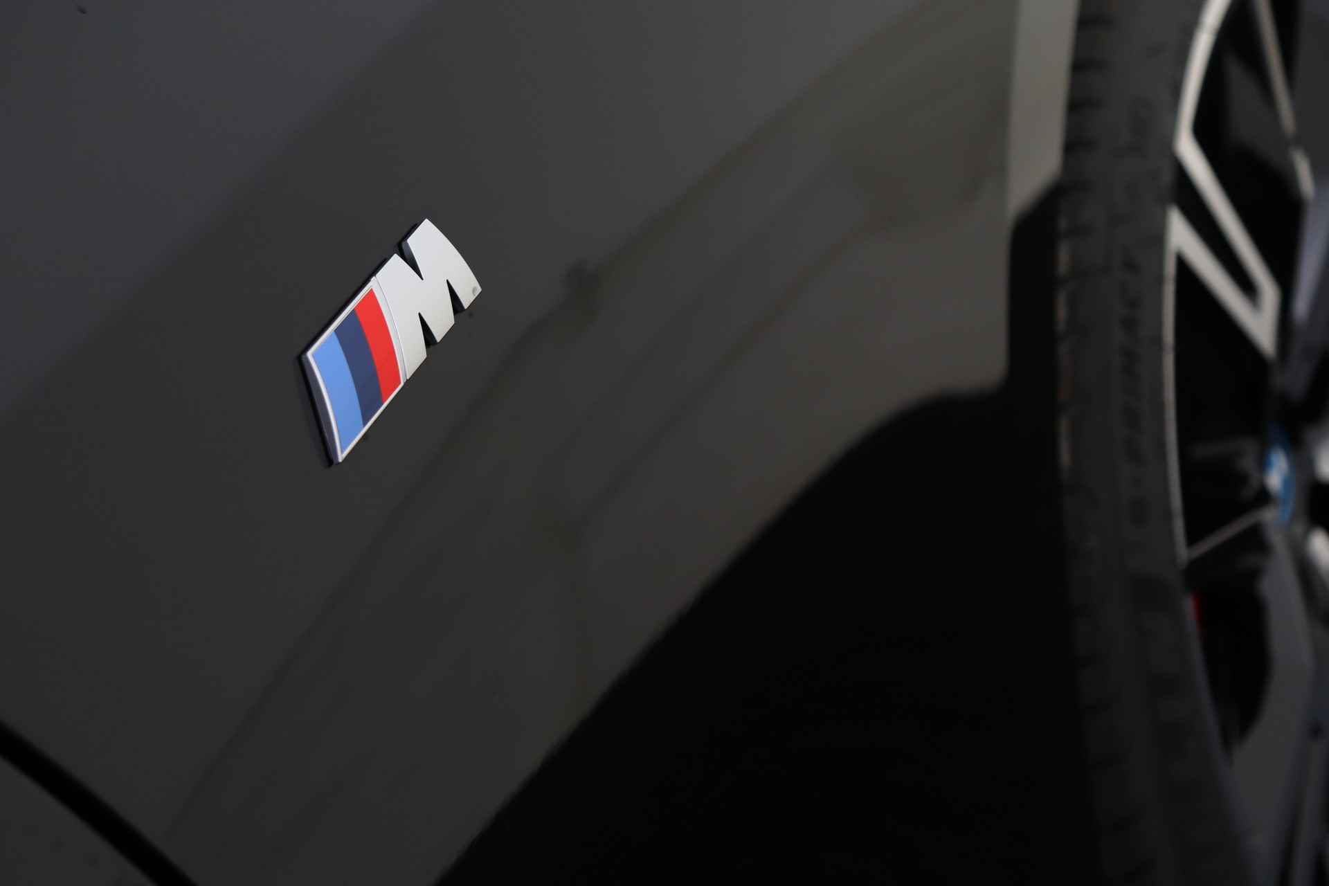 BMW i5 eDrive40 High Executive M Sport 84 kWh / Panoramadak / Parking Assistant Plus / Adaptieve LED / Driving Assistant Professional / Stoelventilatie / M Sportonderstel - 43/50