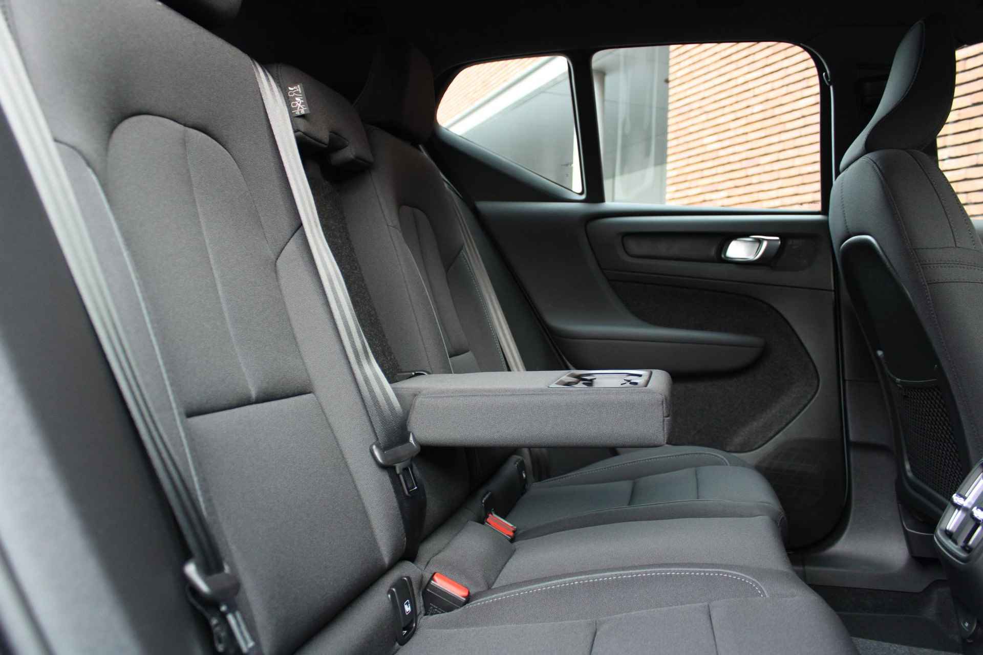 Volvo XC40 Single Motor Extended Range Plus, Adaptieve Cruise Control, Pilot Assist, Stoelverwarming, Stuurwielverwarming, Apple Car Play, Nubuck bekleding, Extra getint glas, 20" Lichtmetalen velgen, - 6/22