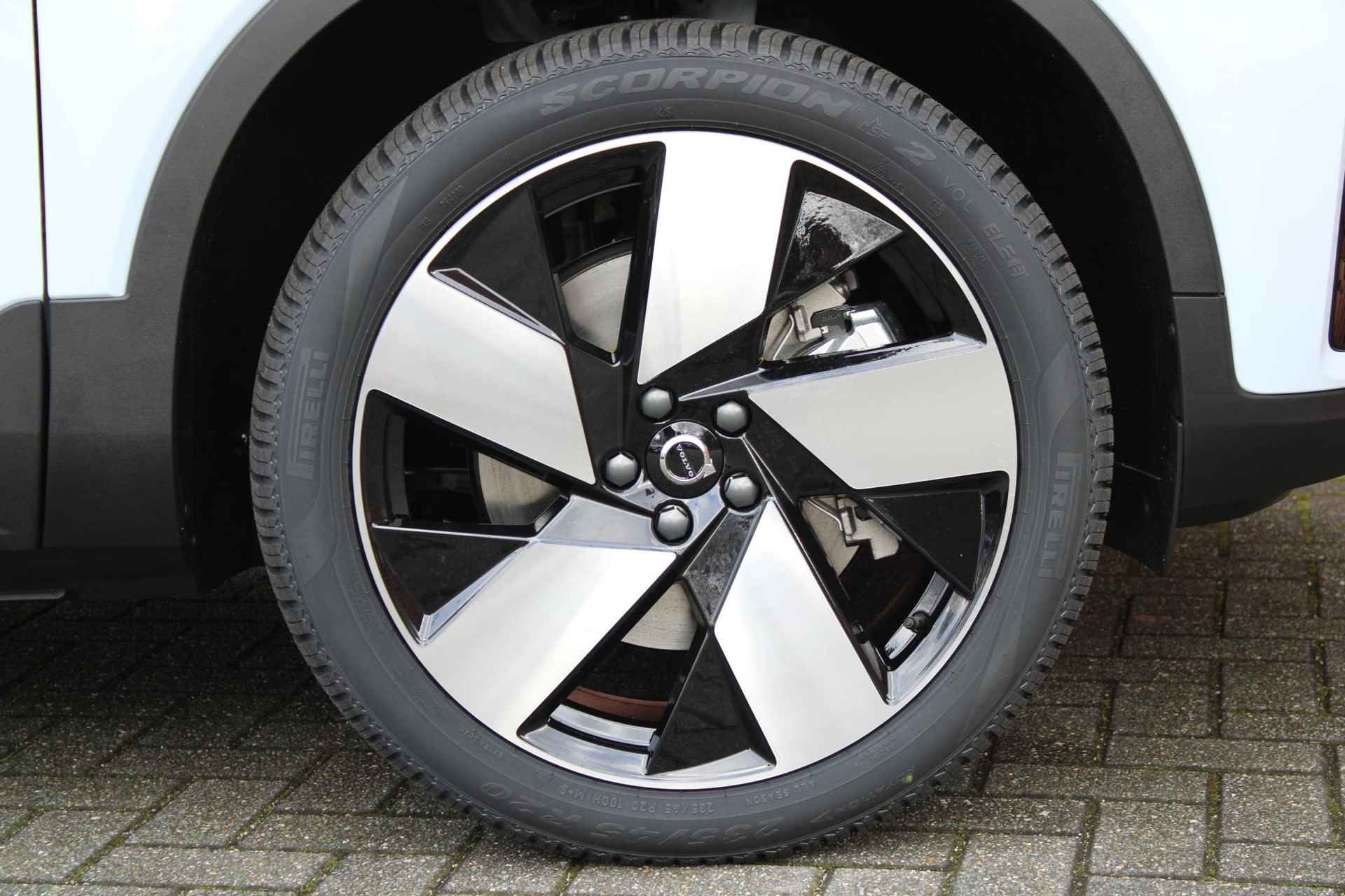 Volvo XC40 Single Motor Extended Range Plus, Adaptieve Cruise Control, Pilot Assist, Stoelverwarming, Stuurwielverwarming, Apple Car Play, Nubuck bekleding, Extra getint glas, 20" Lichtmetalen velgen, - 7/22