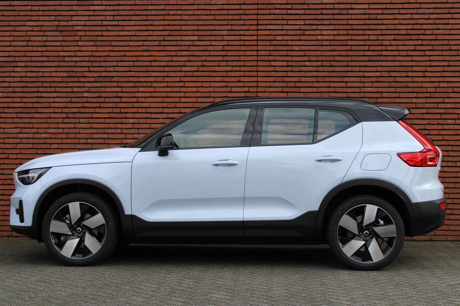 Volvo XC40 Single Motor Extended Range Plus, Adaptieve Cruise Control, Pilot Assist, Stoelverwarming, Stuurwielverwarming, Apple Car Play, Nubuck bekleding, Extra getint glas, 20" Lichtmetalen velgen, - 8/22