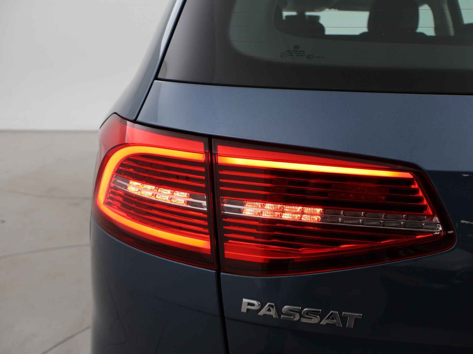 Volkswagen Passat Variant 1.6 TDI DSG AUT. COMFORTLINE + APPLE CARPLAY / ADAPTIVE CRUISE / CAMERA / TREKHAAK - 33/35