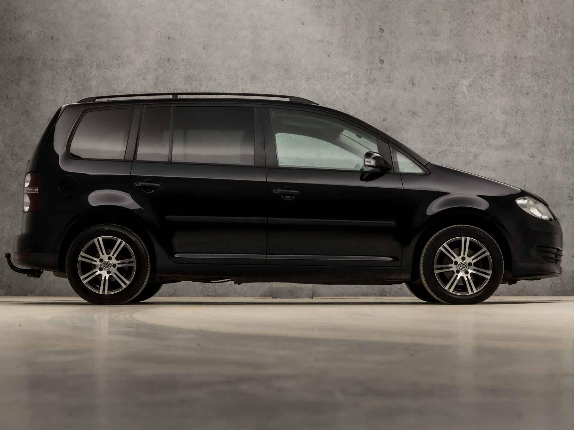 Volkswagen Touran 1.4 TSI Sportline (YOUNGTIMER, RADIO, NAP, CRUISE, CLIMATE, ELEK PAKKET, GETINT GLAS, ARMSTEUN, SPORTSTOELEN, LM VELGEN, PARKEERSENSOREN, TREKHAAK, NIEUWE APK, NIEUWSTAAT) - 4/30