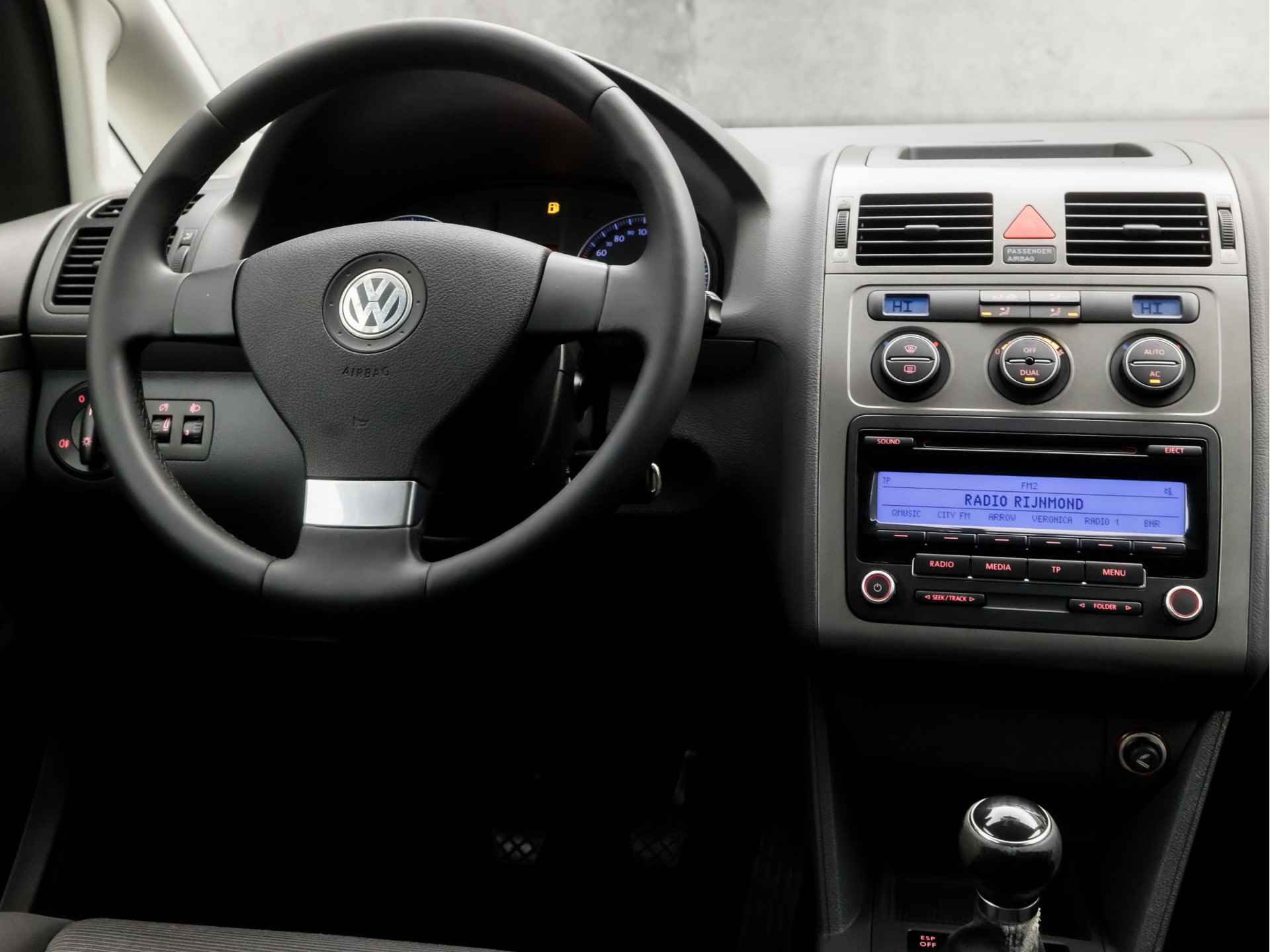 Volkswagen Touran 1.4 TSI Sportline (YOUNGTIMER, RADIO, NAP, CRUISE, CLIMATE, ELEK PAKKET, GETINT GLAS, ARMSTEUN, SPORTSTOELEN, LM VELGEN, PARKEERSENSOREN, TREKHAAK, NIEUWE APK, NIEUWSTAAT) - 7/30