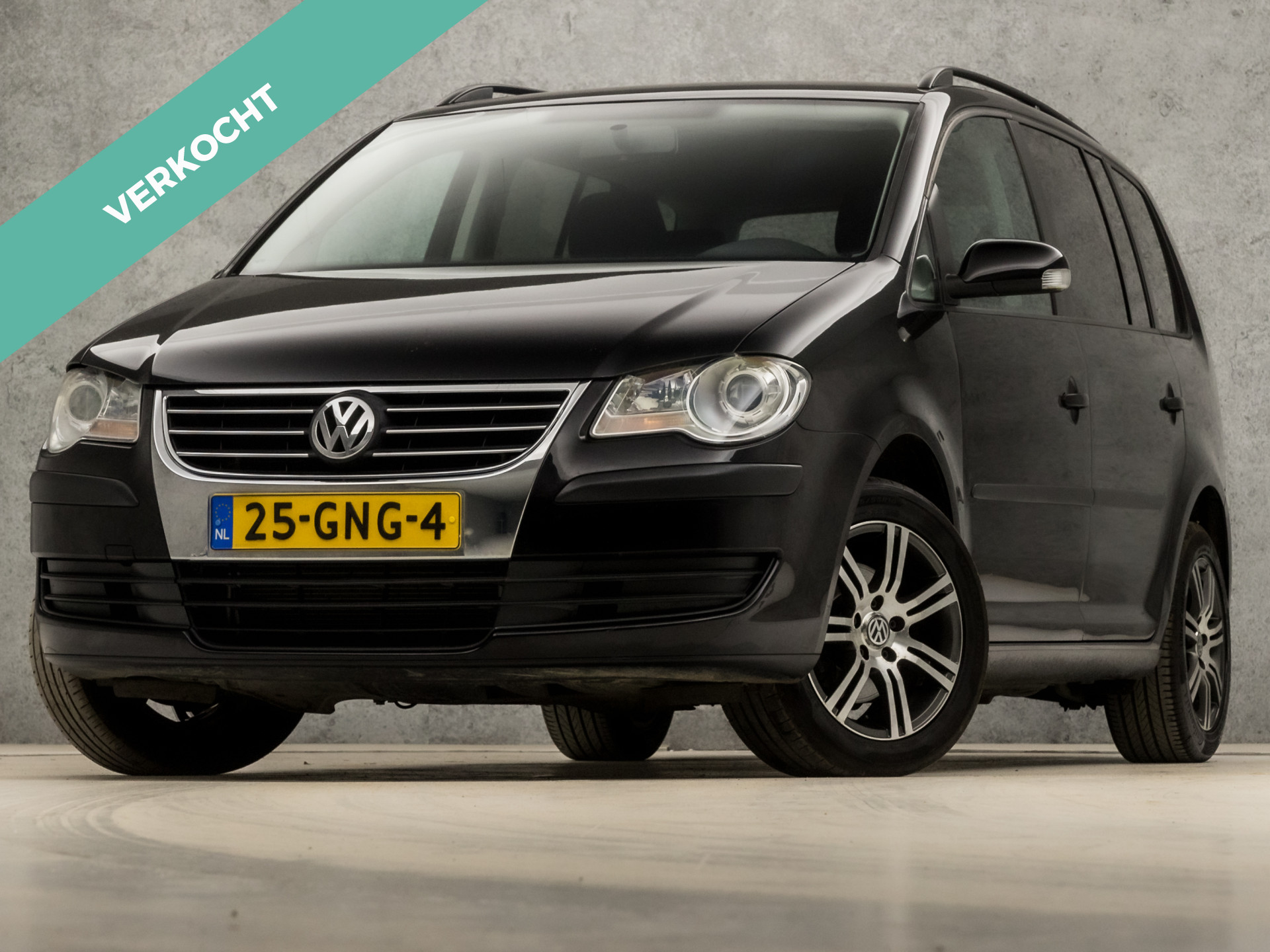 Volkswagen Touran 1.4 TSI Sportline (YOUNGTIMER, RADIO, NAP, CRUISE, CLIMATE, ELEK PAKKET, GETINT GLAS, ARMSTEUN, SPORTSTOELEN, LM VELGEN, PARKEERSENSOREN, TREKHAAK, NIEUWE APK, NIEUWSTAAT)