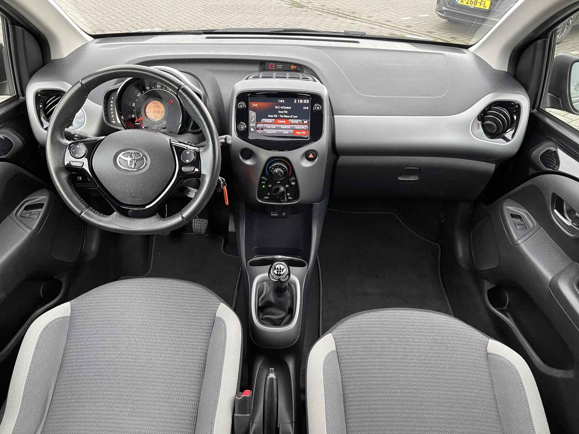 Toyota Aygo 1.0 VVT-i x-play | Airco | Apple Carplay & Android | Achteruitrijcamera | Bluetooth | Rijklaarprijs! - 12/26