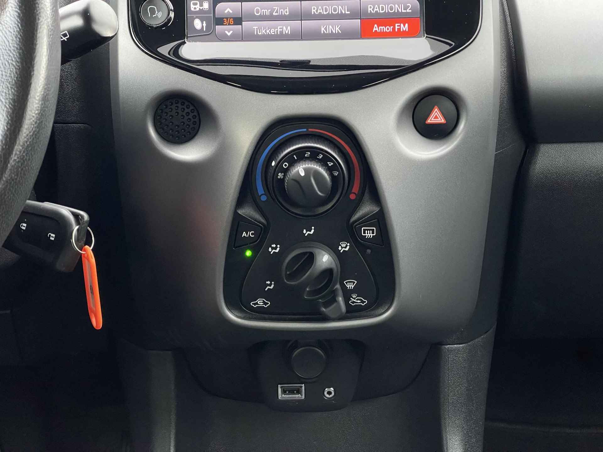 Toyota Aygo 1.0 VVT-i x-play | Airco | Apple Carplay & Android | Achteruitrijcamera | Bluetooth | Rijklaarprijs! - 21/26