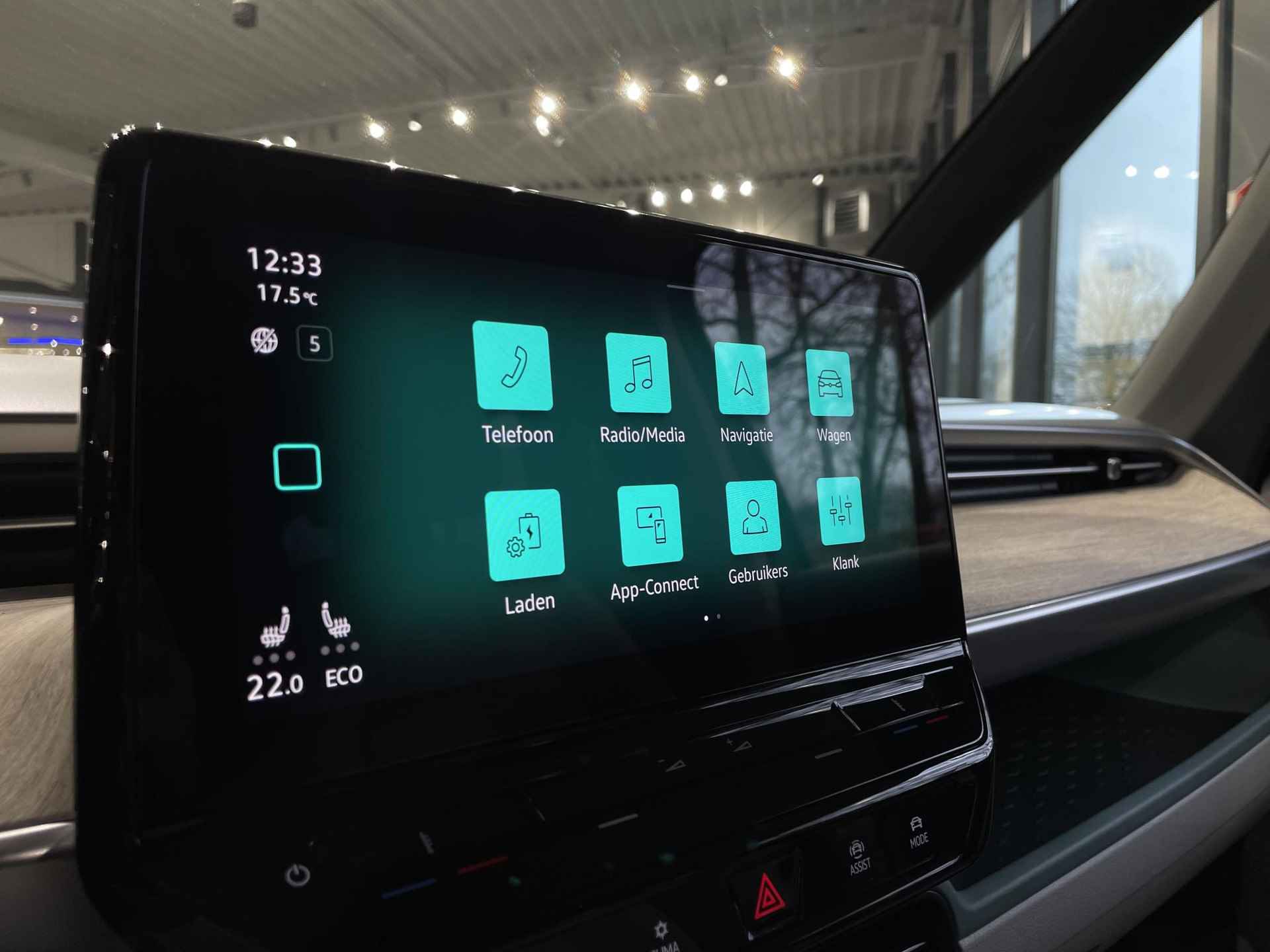 Volkswagen ID. Buzz Pro 77kWh 204 PK | Automaat | Navigatie | LED Matrix | Trekhaak | Apple carplay | Android auto | Keyless | Parkeersensoren | Camera | Stoelverwarming | - 17/24