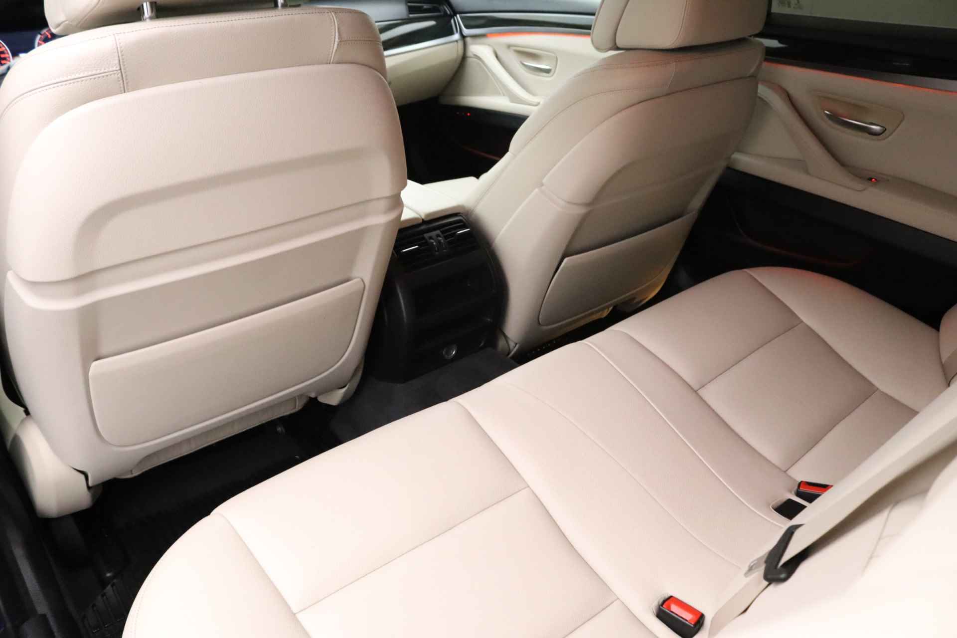 BMW 5 Serie 520i Luxury Edition | Lederen bekleding | Parkeersensoren | Elektrisch verstelbare verwarmde stoelen | Navigatie - 15/30